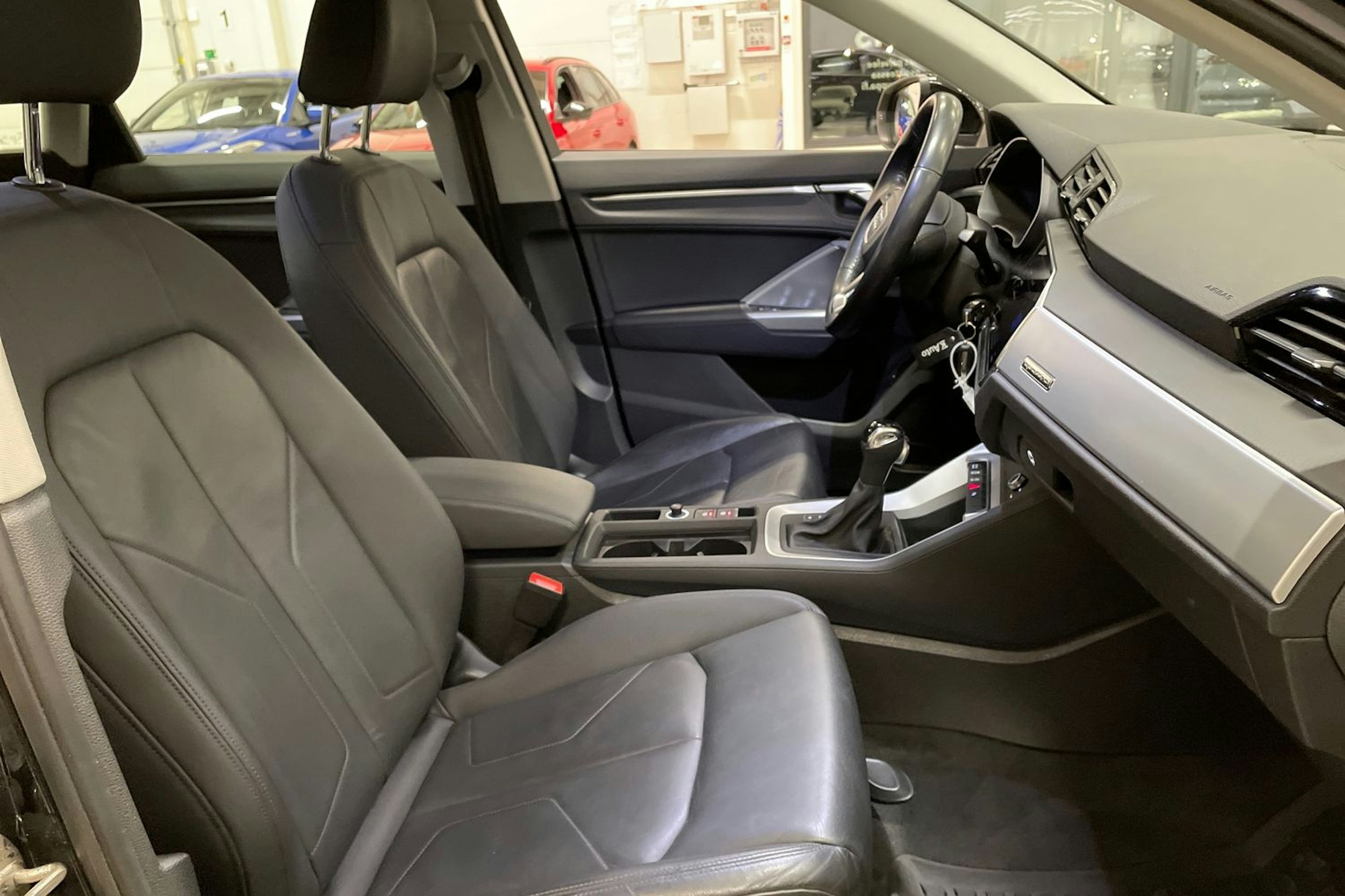 met. musta Audi Q3 2019 kuva 16.