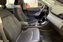 met. musta Audi Q3 2019 kuva 16.