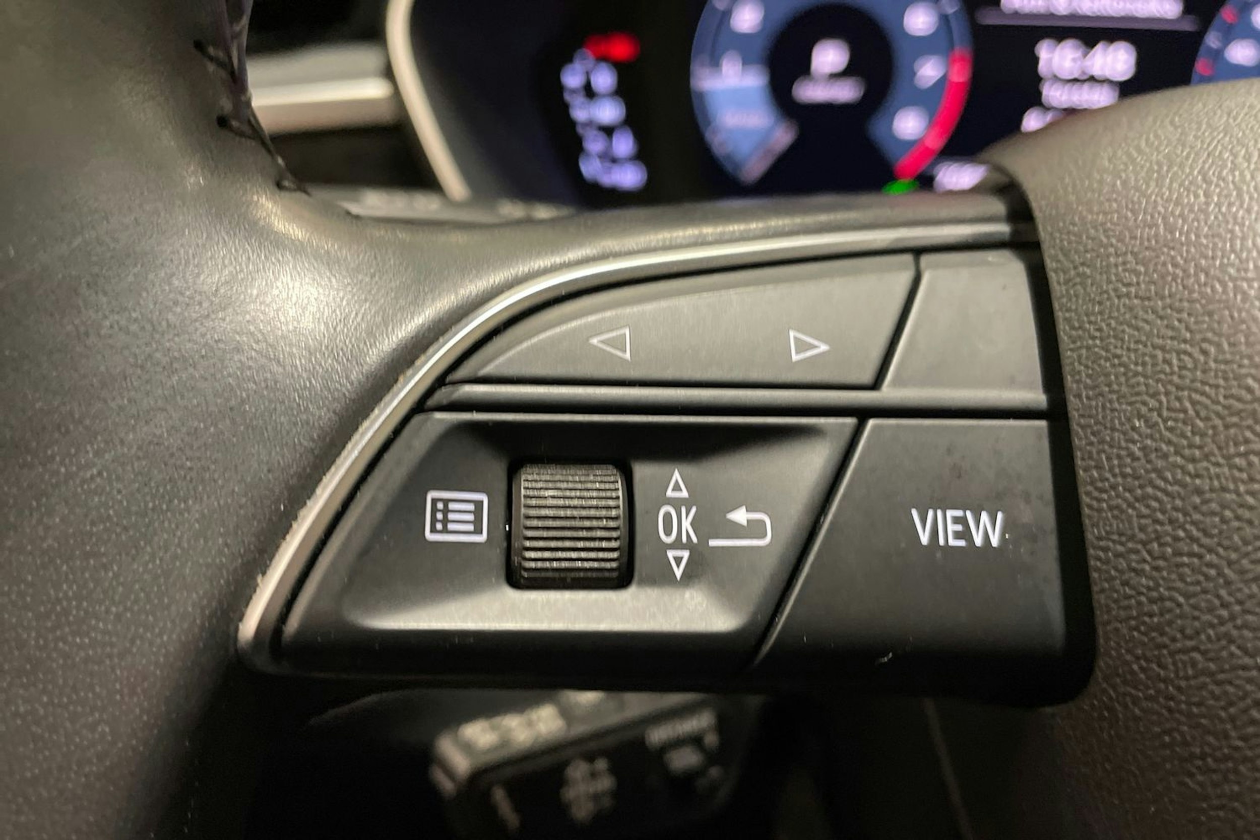 met. musta Audi Q3 2019 kuva 19.