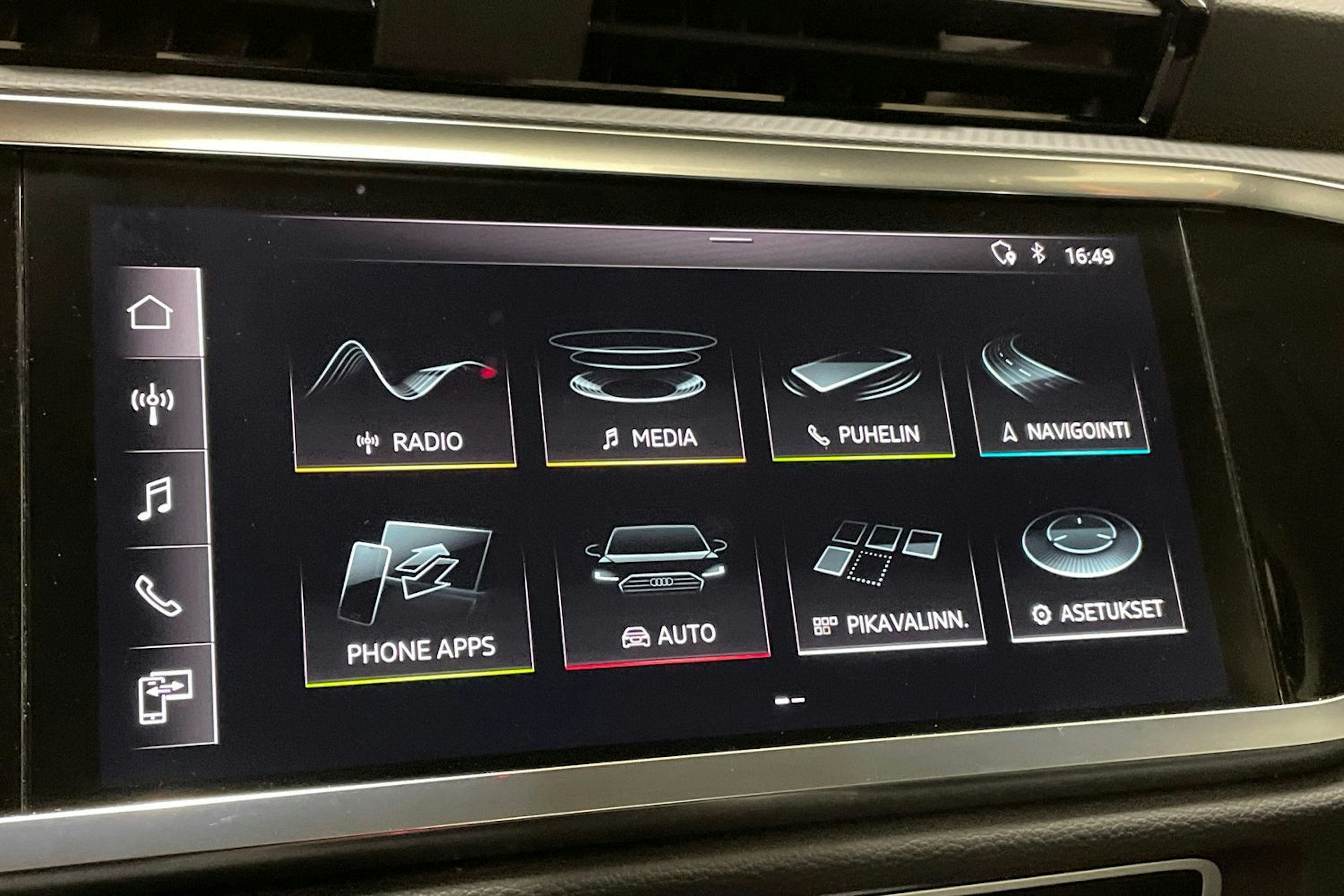 met. musta Audi Q3 2019 kuva 24.