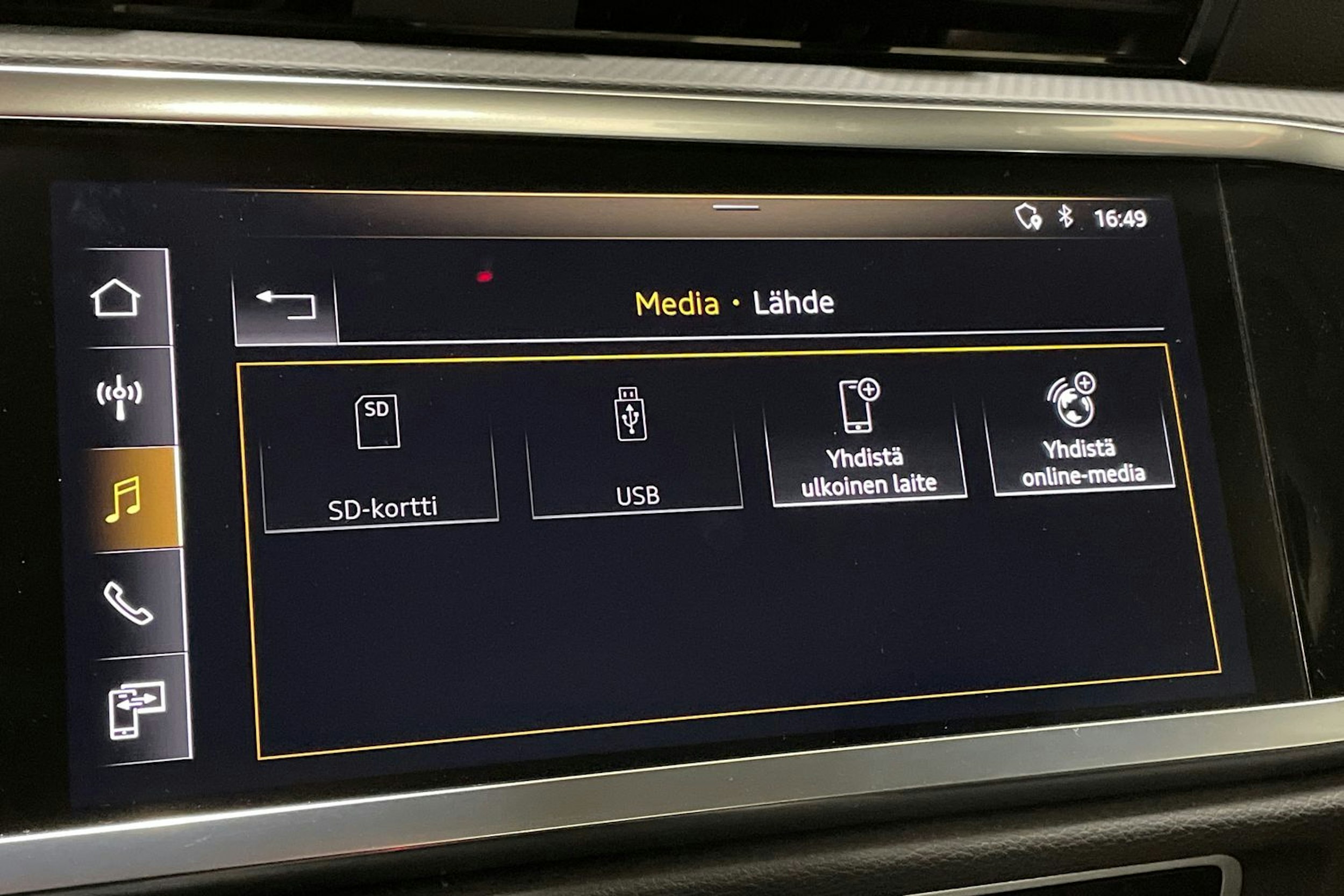 met. musta Audi Q3 2019 kuva 27.