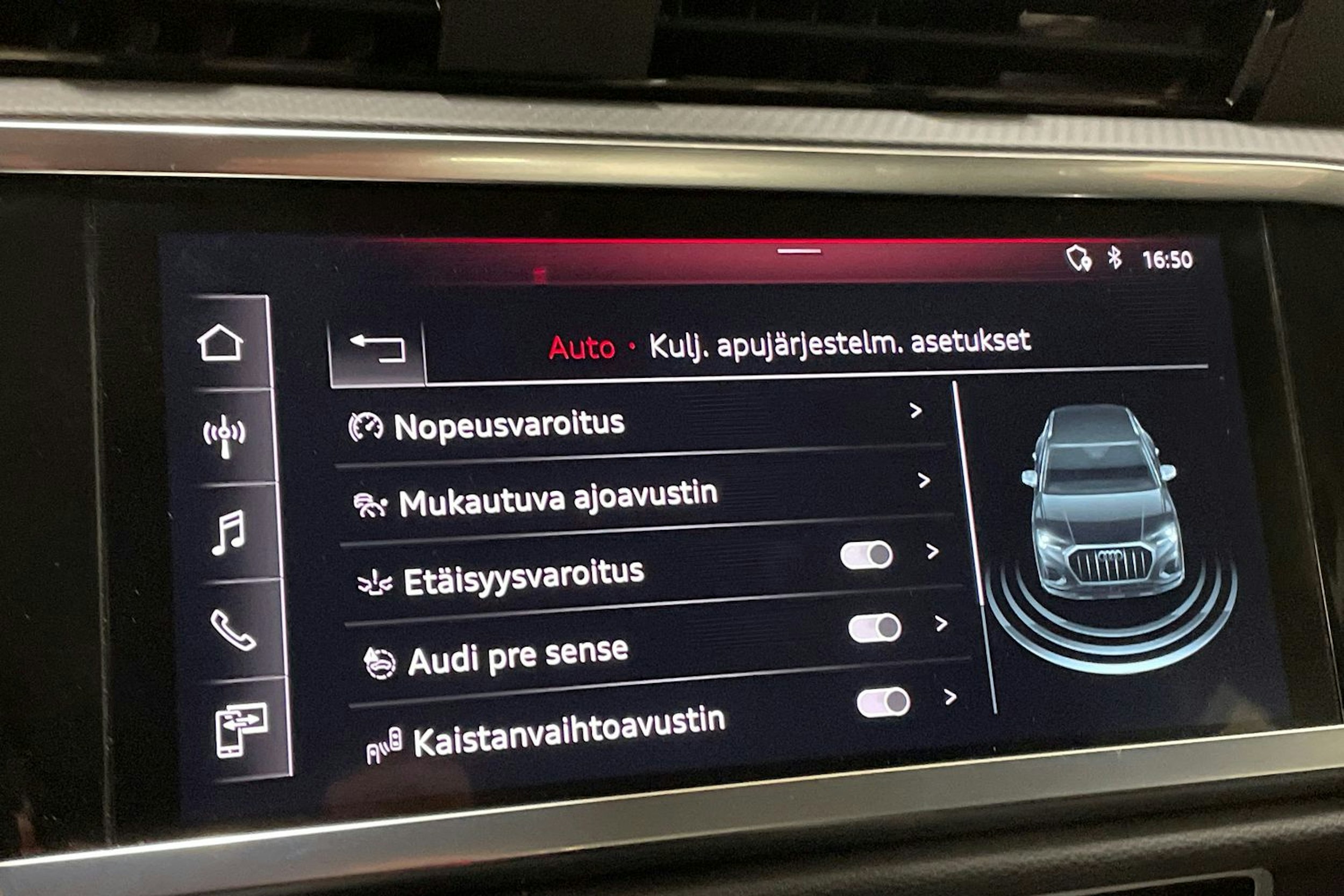 met. musta Audi Q3 2019 kuva 31.