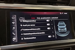 met. musta Audi Q3 2019 kuva 32.