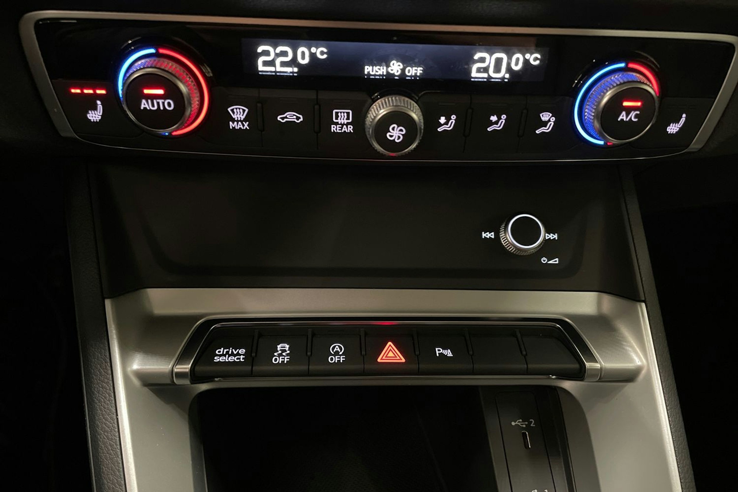 met. musta Audi Q3 2019 kuva 34.