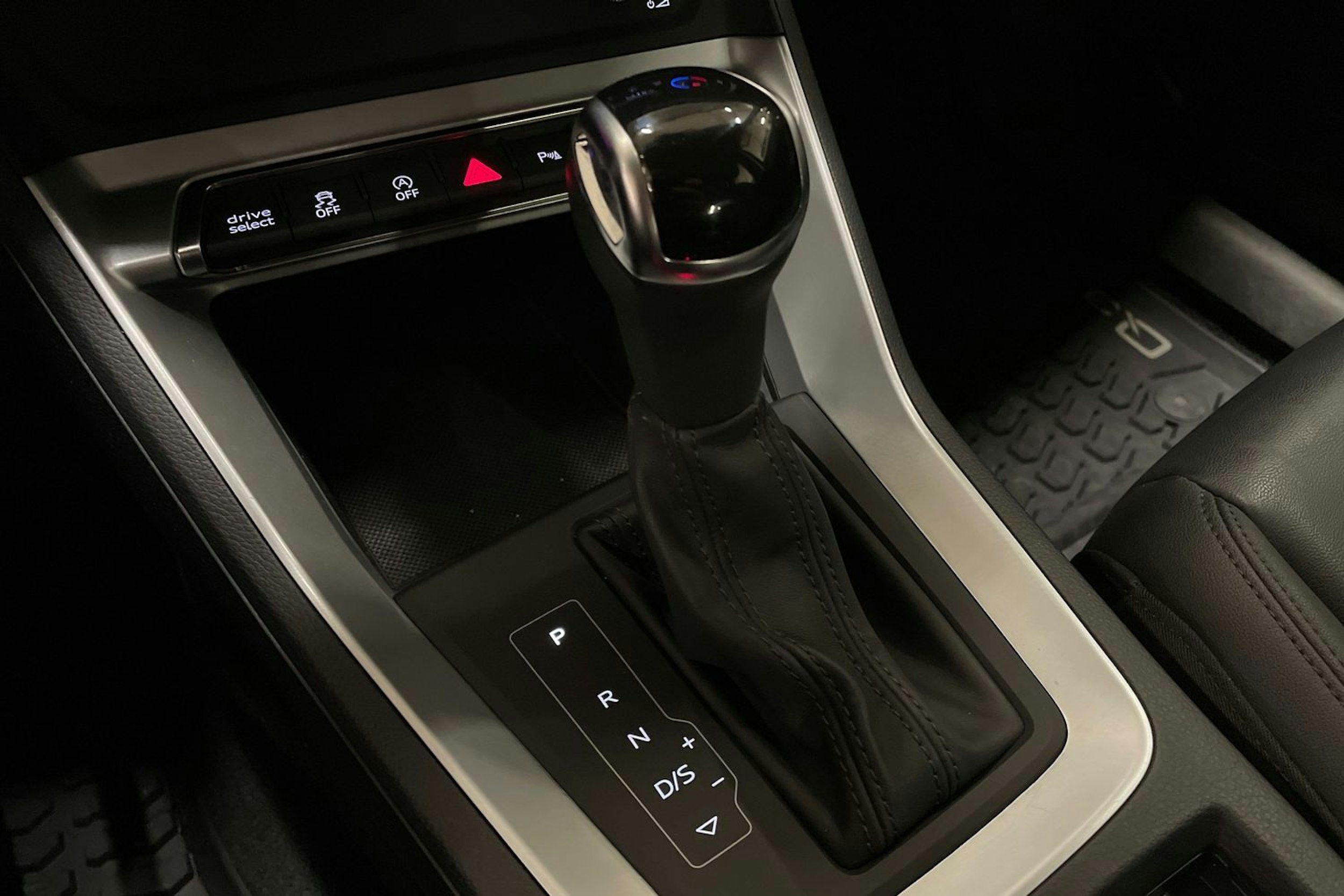 met. musta Audi Q3 2019 kuva 35.