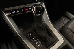 met. musta Audi Q3 2019 kuva 35.