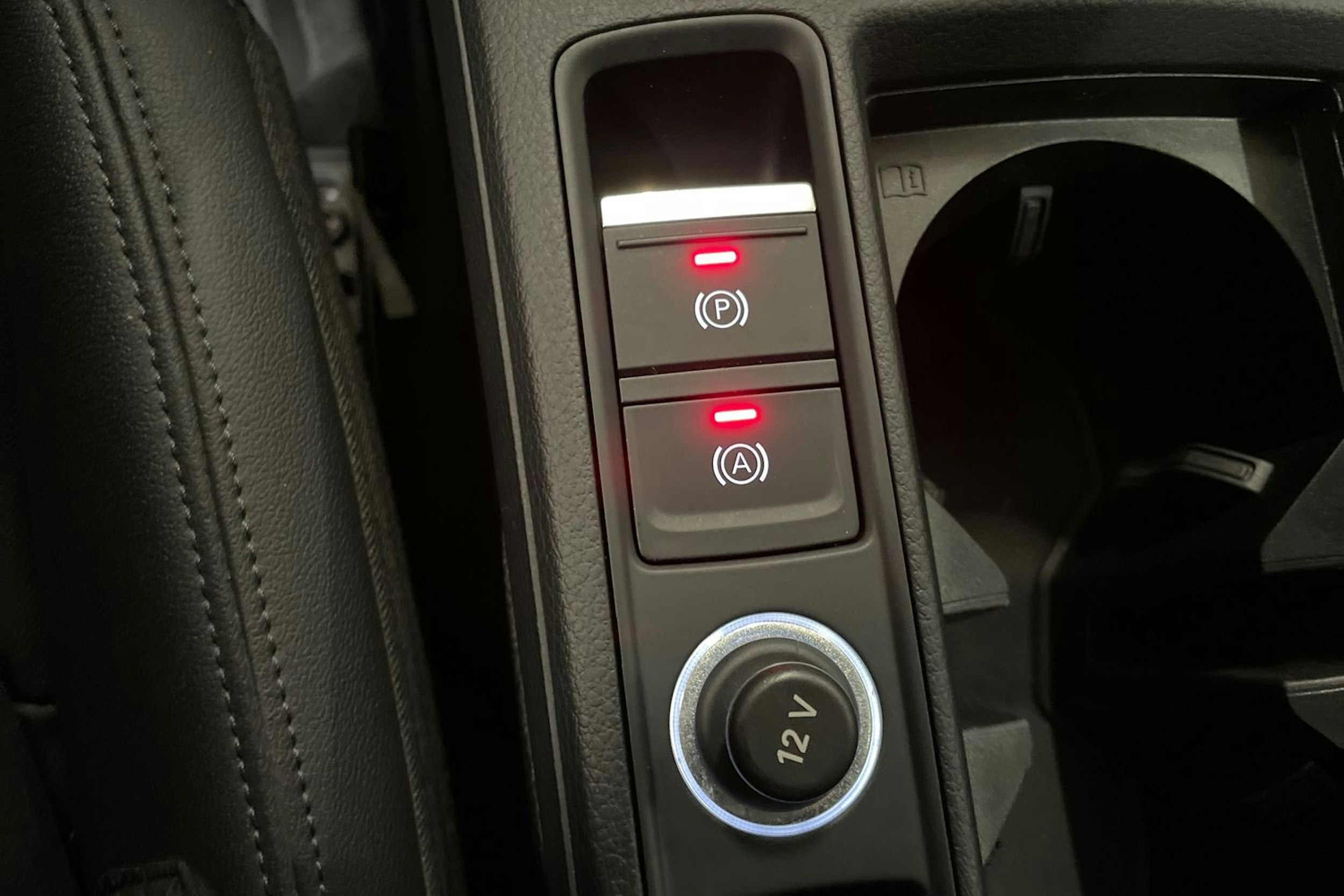 met. musta Audi Q3 2019 kuva 36.