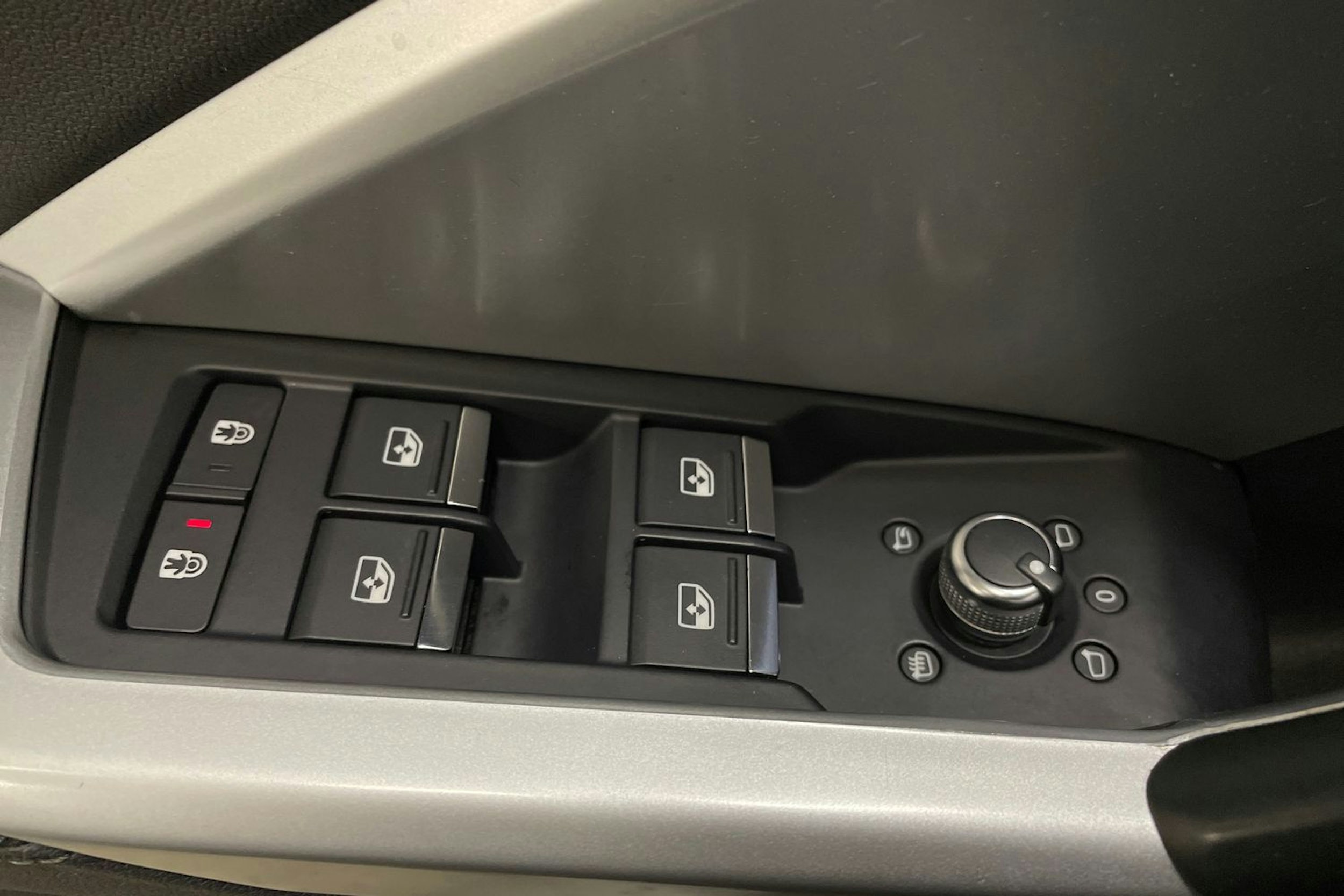 met. musta Audi Q3 2019 kuva 38.