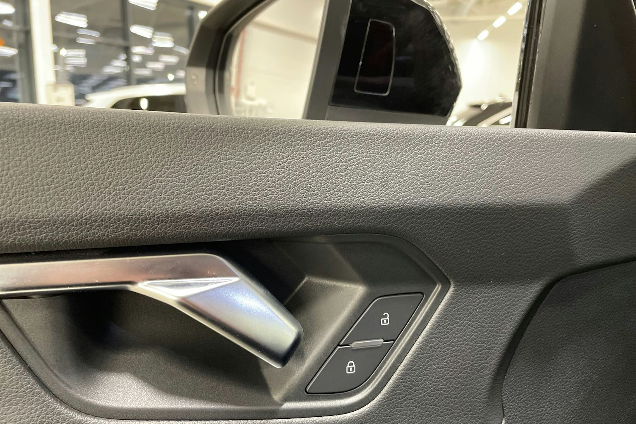 met. musta Audi Q3 2019 kuva 39.