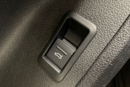 met. musta Audi Q3 2019 kuva 40.