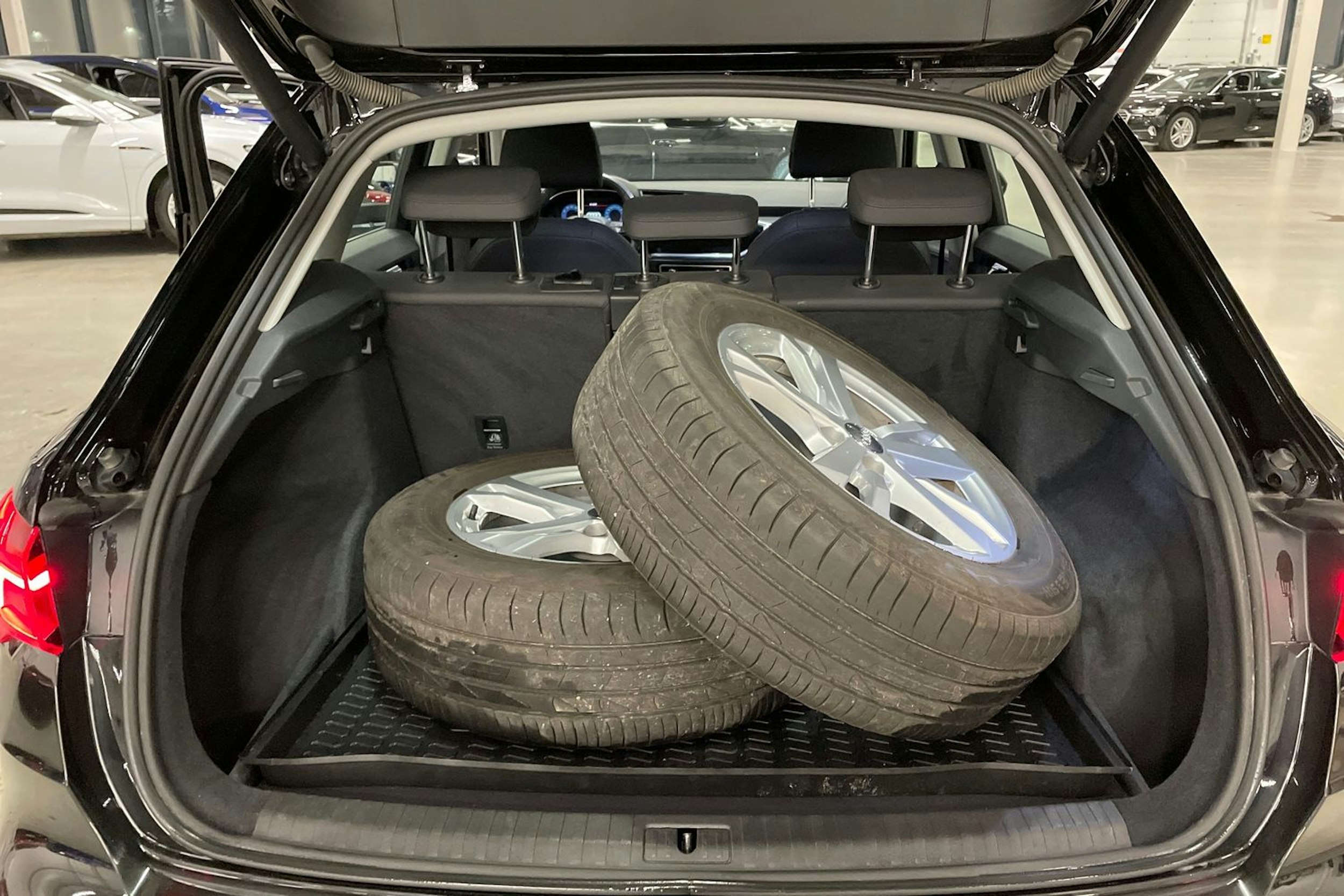 met. musta Audi Q3 2019 kuva 41.