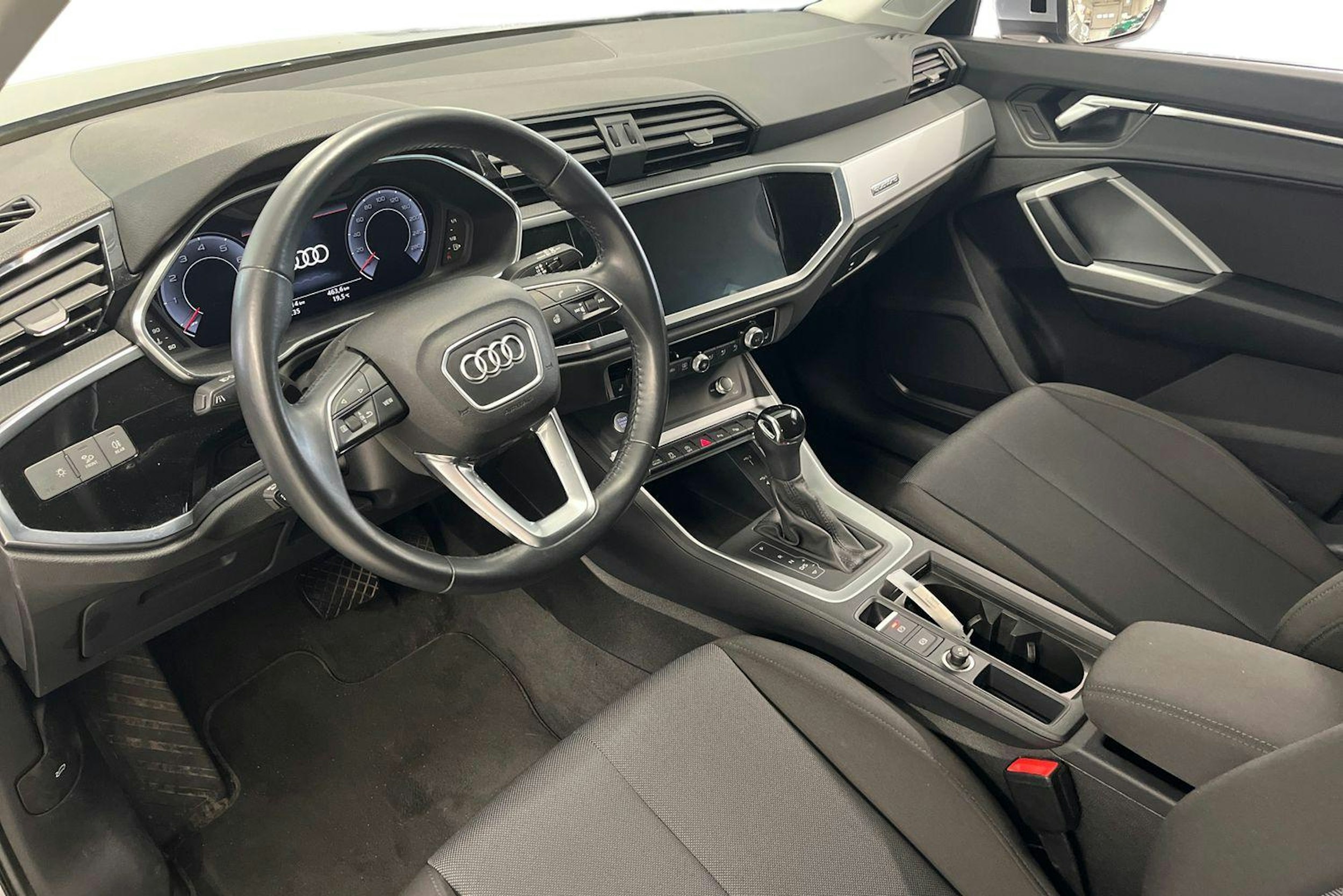 Harmaa Audi Q3 2019 kuva 3.