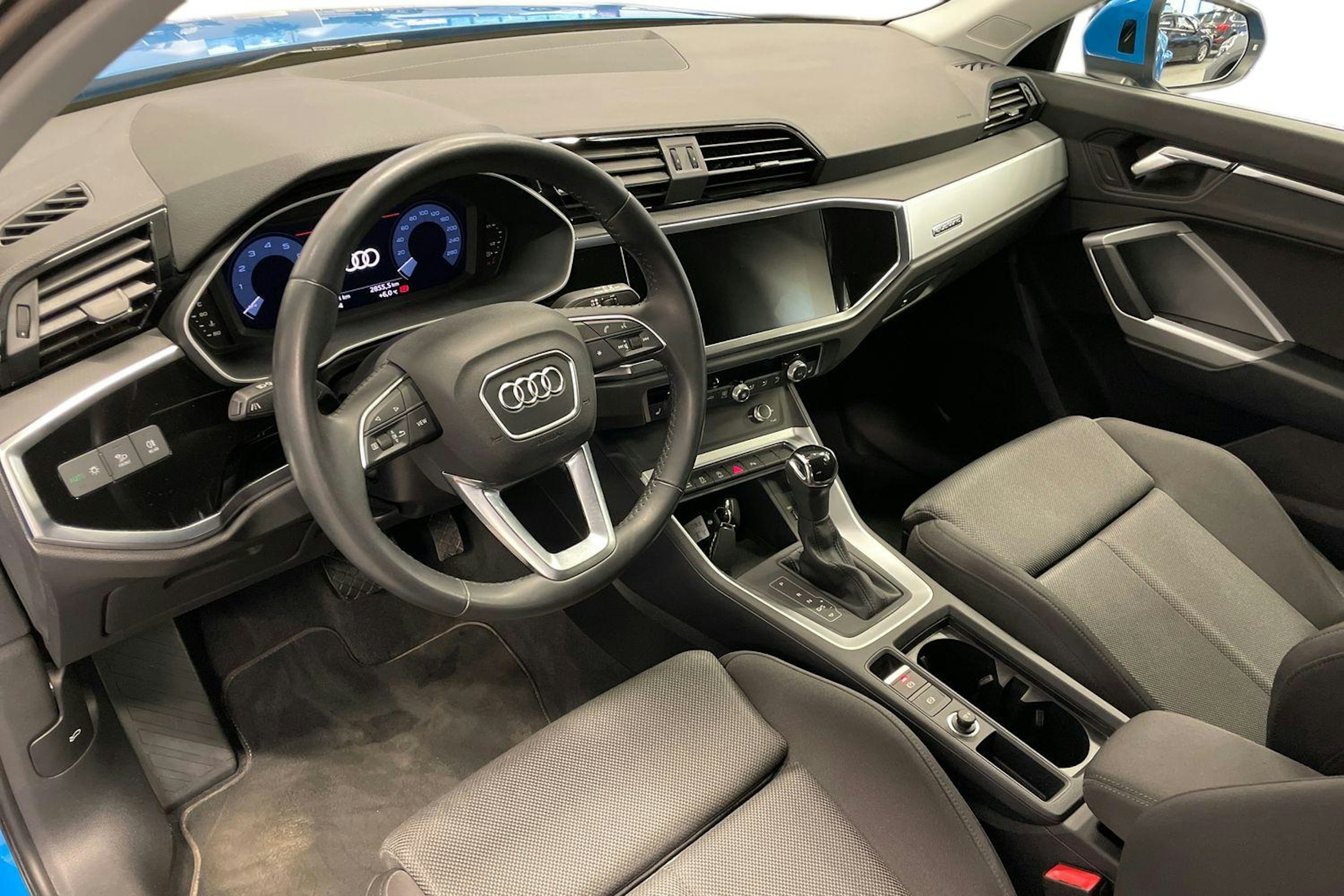 Sininen Audi Q3 2019 kuva 7.