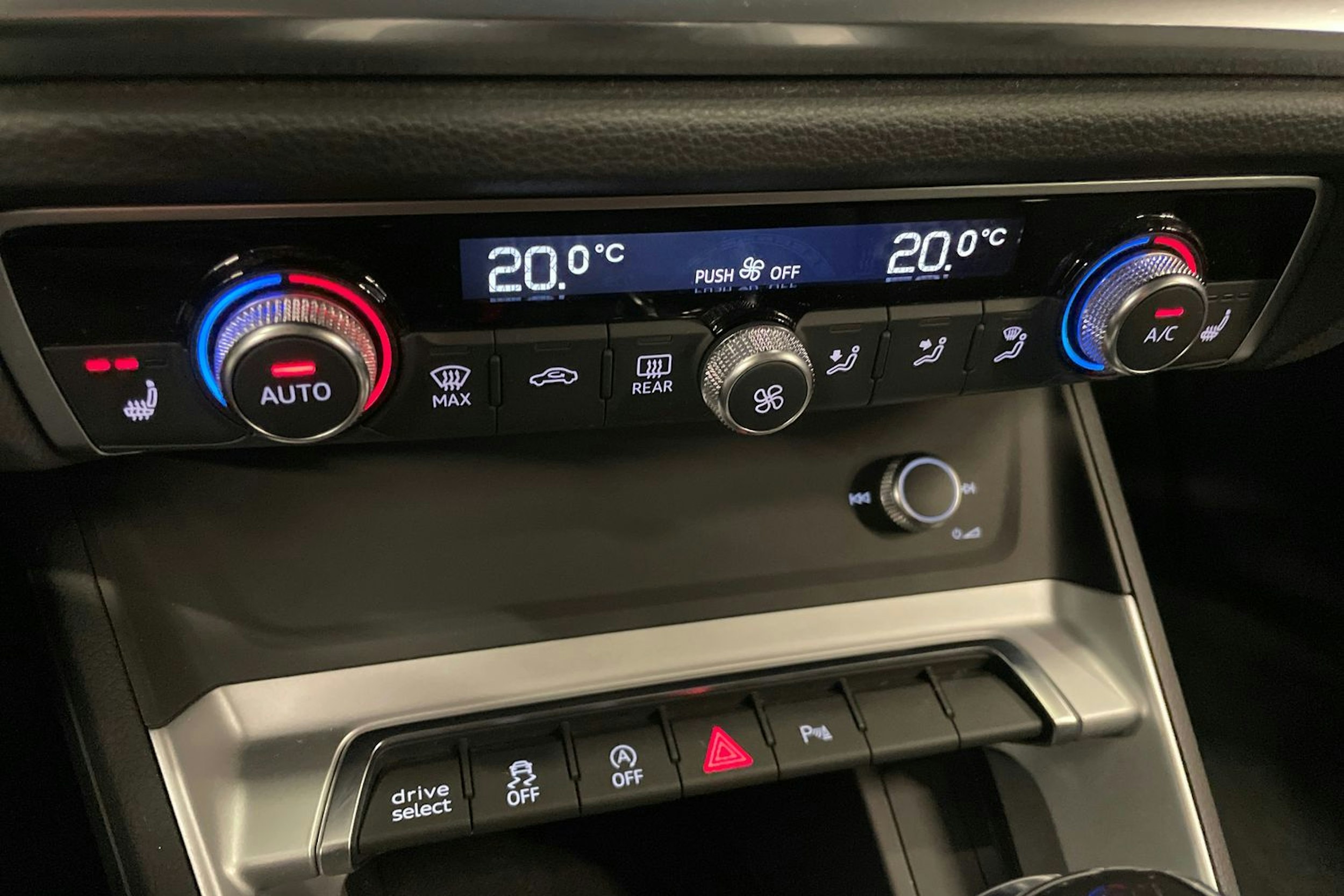 Sininen Audi Q3 2019 kuva 17.