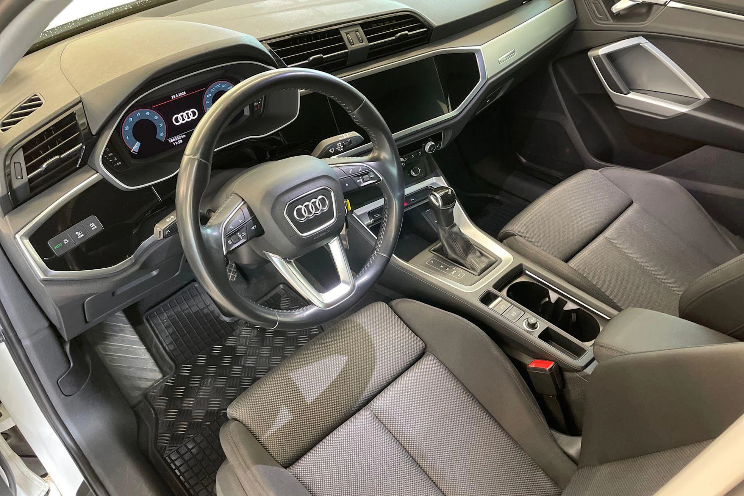 valkoinen Audi Q3 2019 kuva 6.