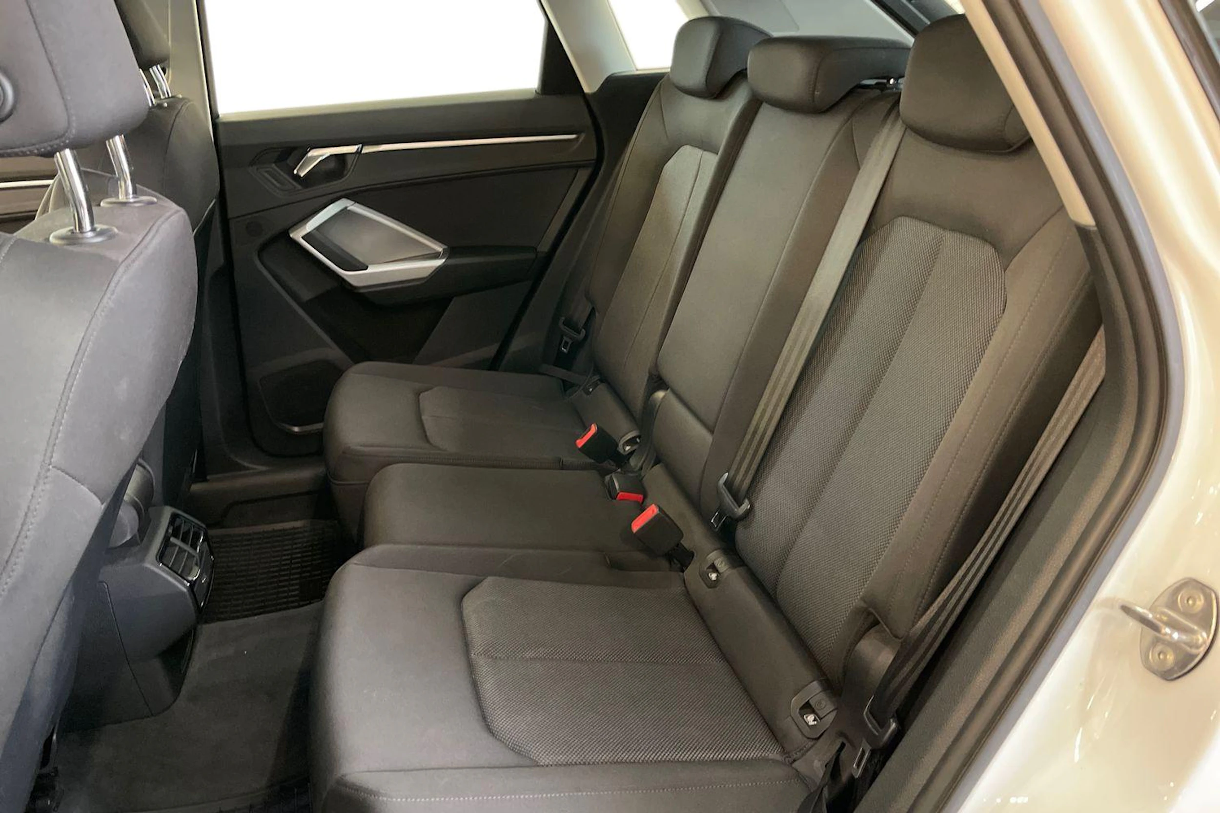 valkoinen Audi Q3 2019 kuva 8.