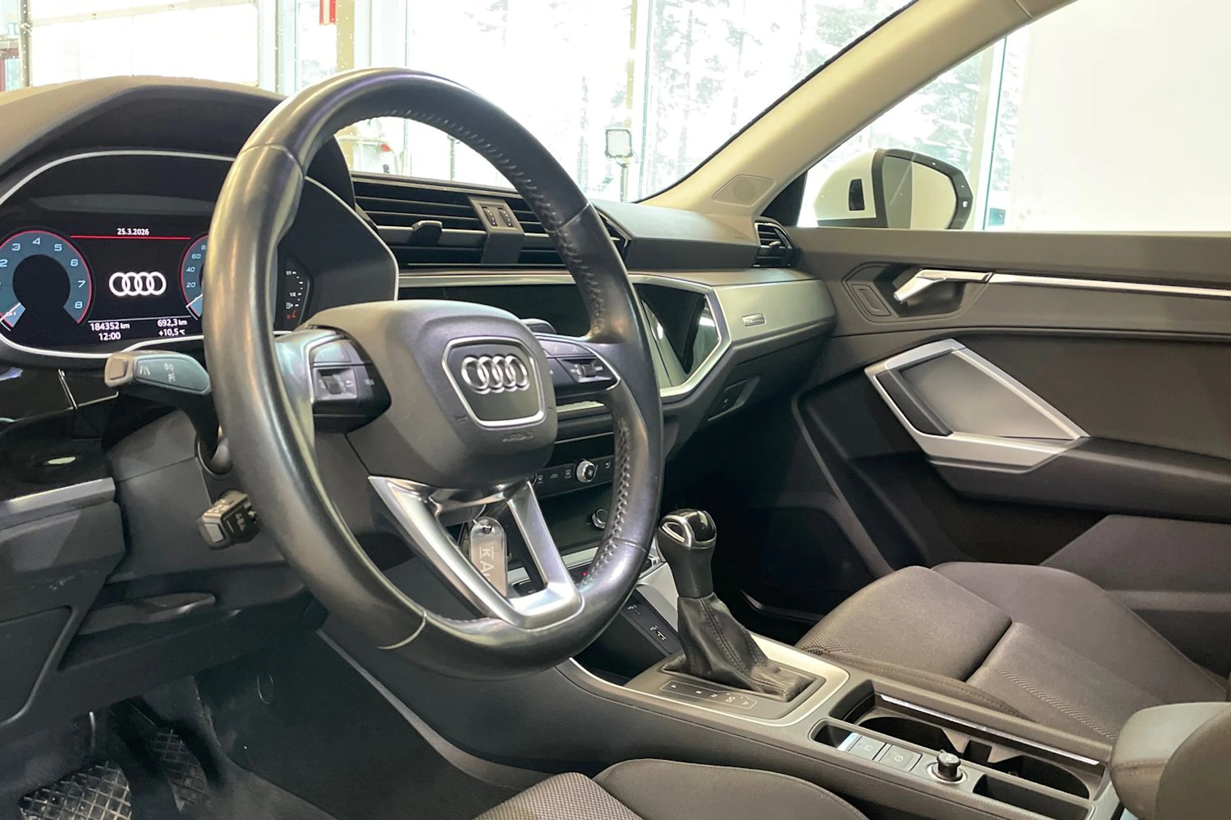 valkoinen Audi Q3 2019 kuva 11.