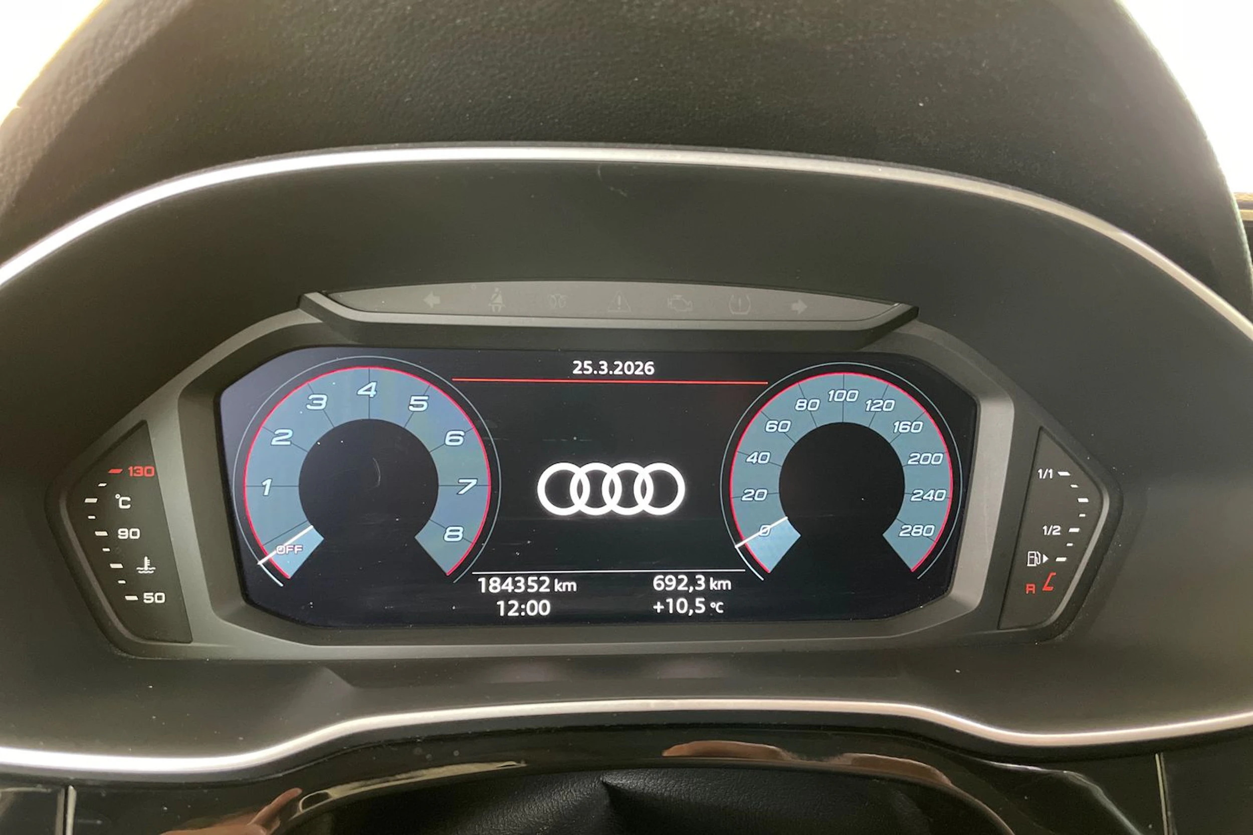 valkoinen Audi Q3 2019 kuva 12.