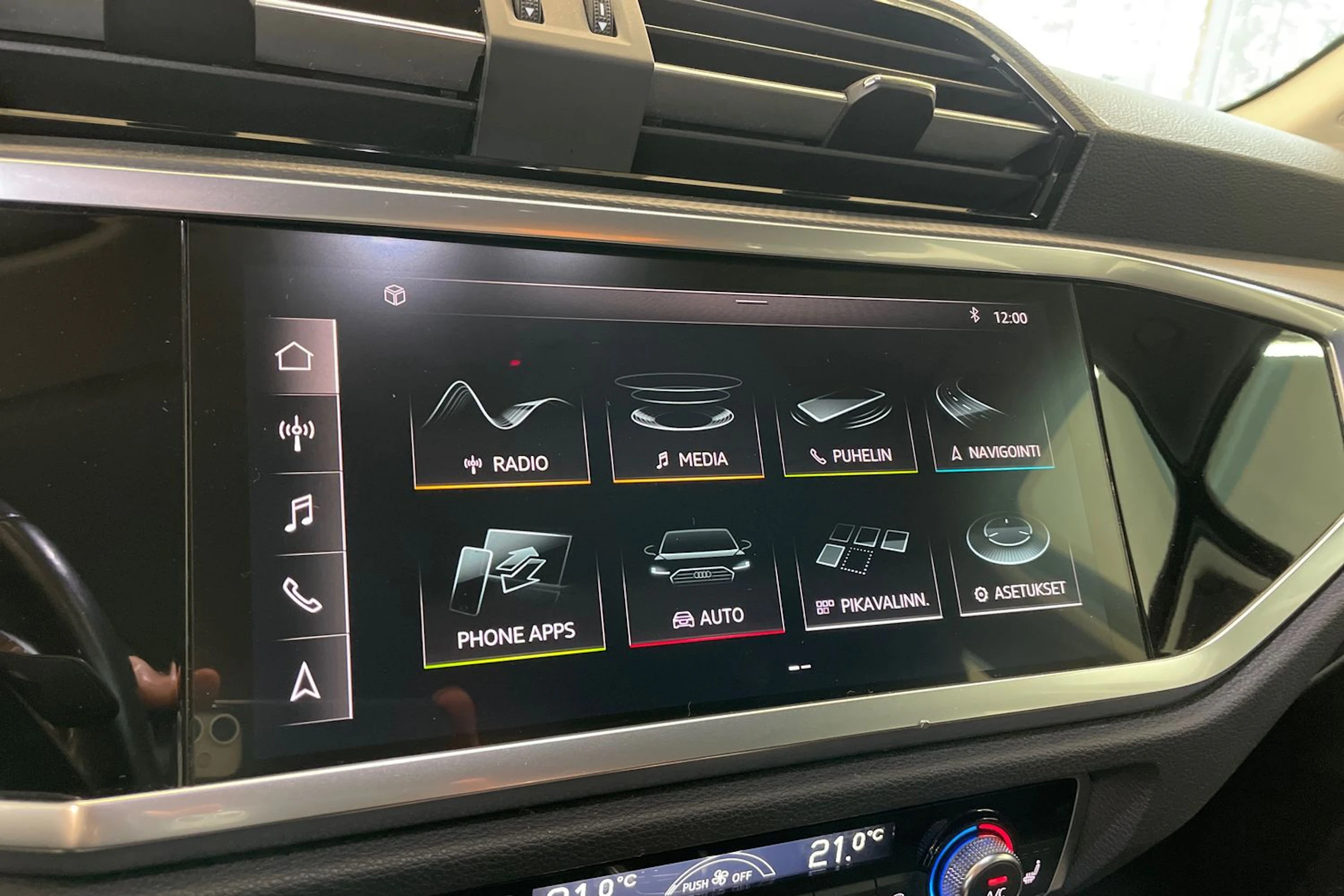 valkoinen Audi Q3 2019 kuva 13.