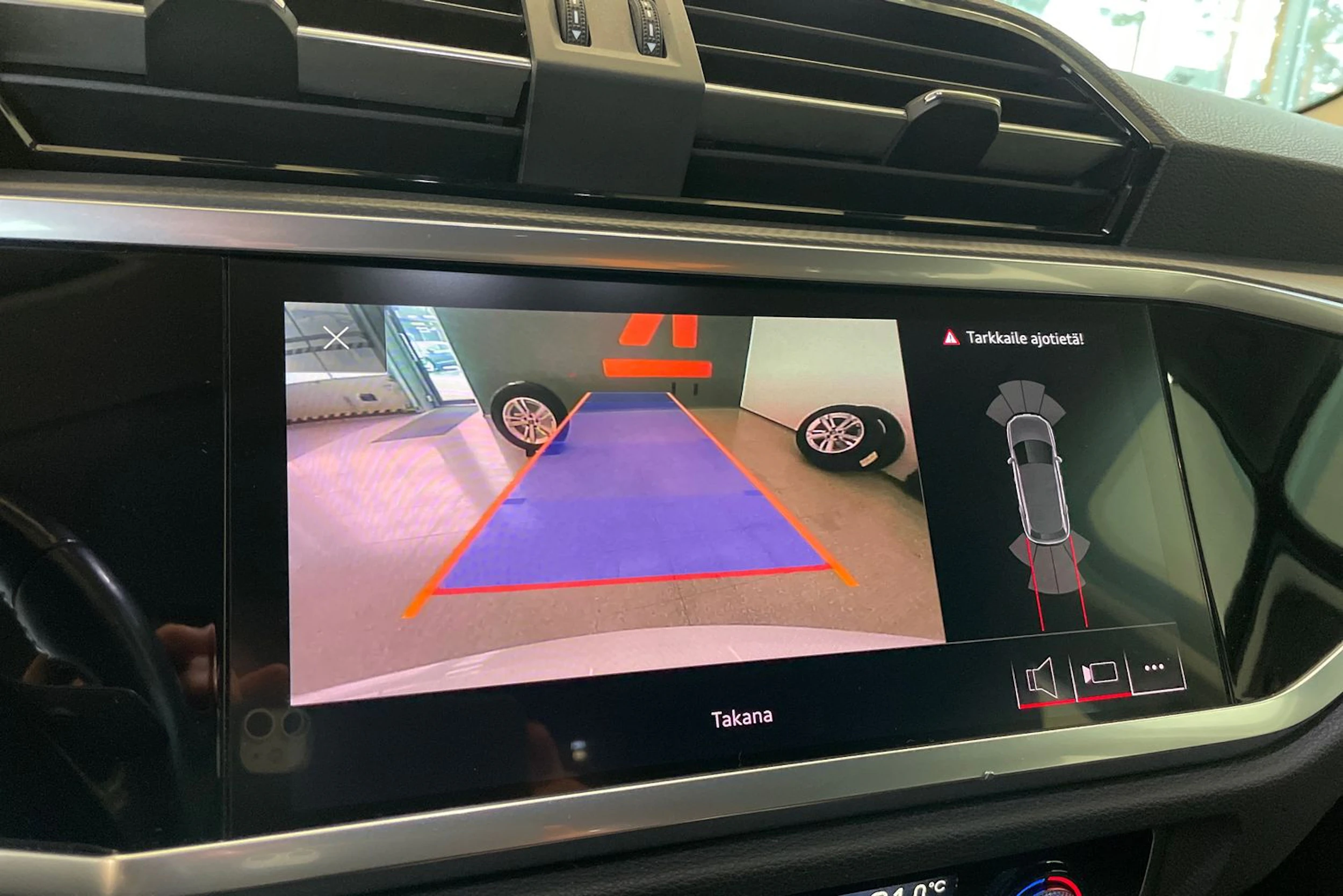 valkoinen Audi Q3 2019 kuva 14.