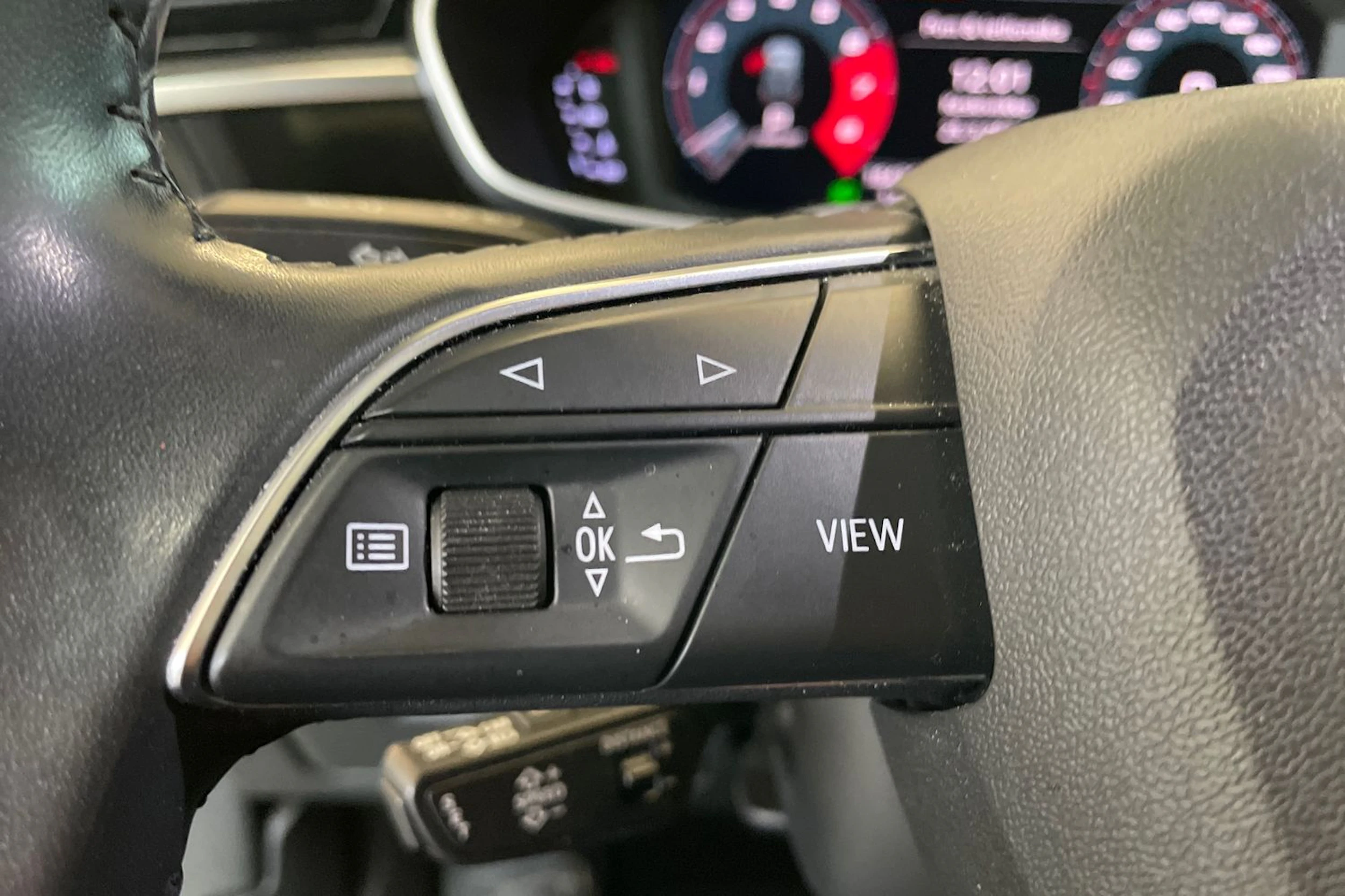valkoinen Audi Q3 2019 kuva 16.