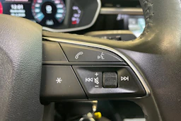 valkoinen Audi Q3 2019 kuva 17.