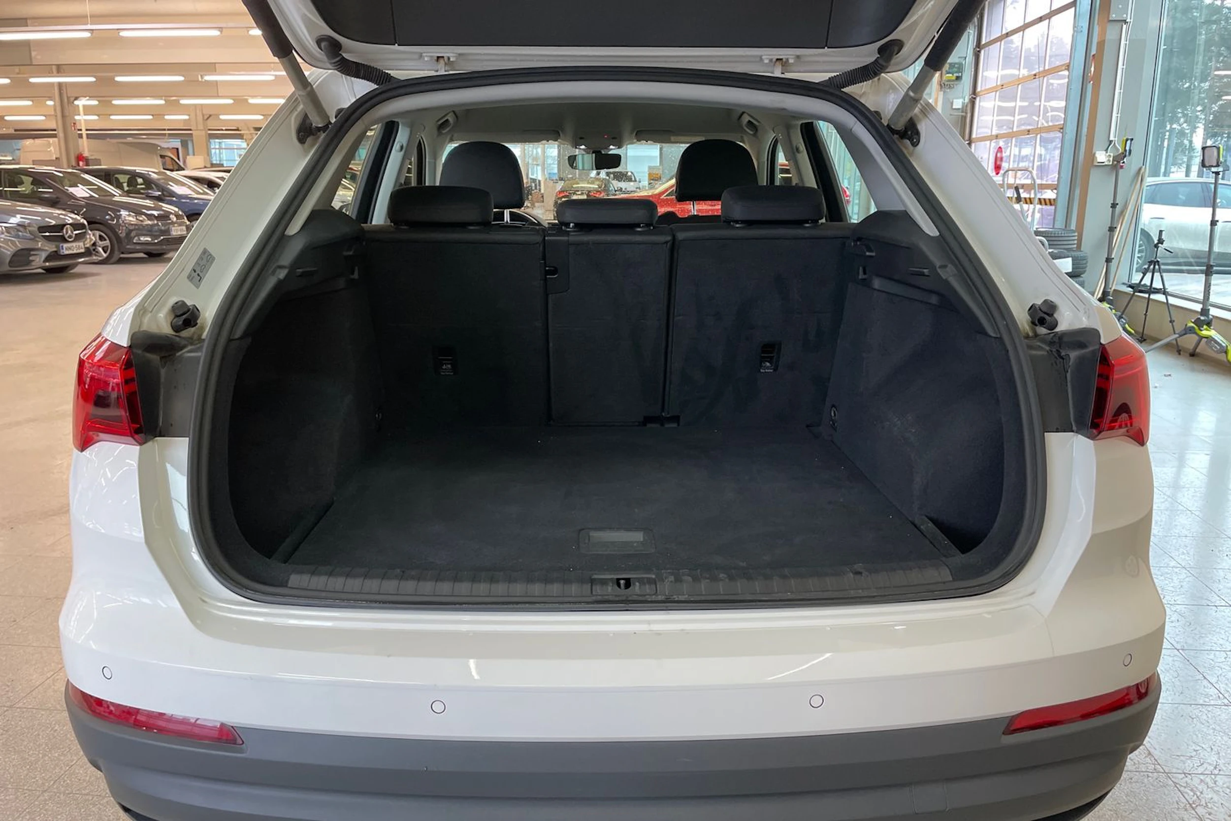valkoinen Audi Q3 2019 kuva 20.
