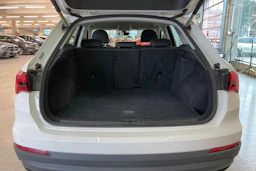 valkoinen Audi Q3 2019 kuva 20.