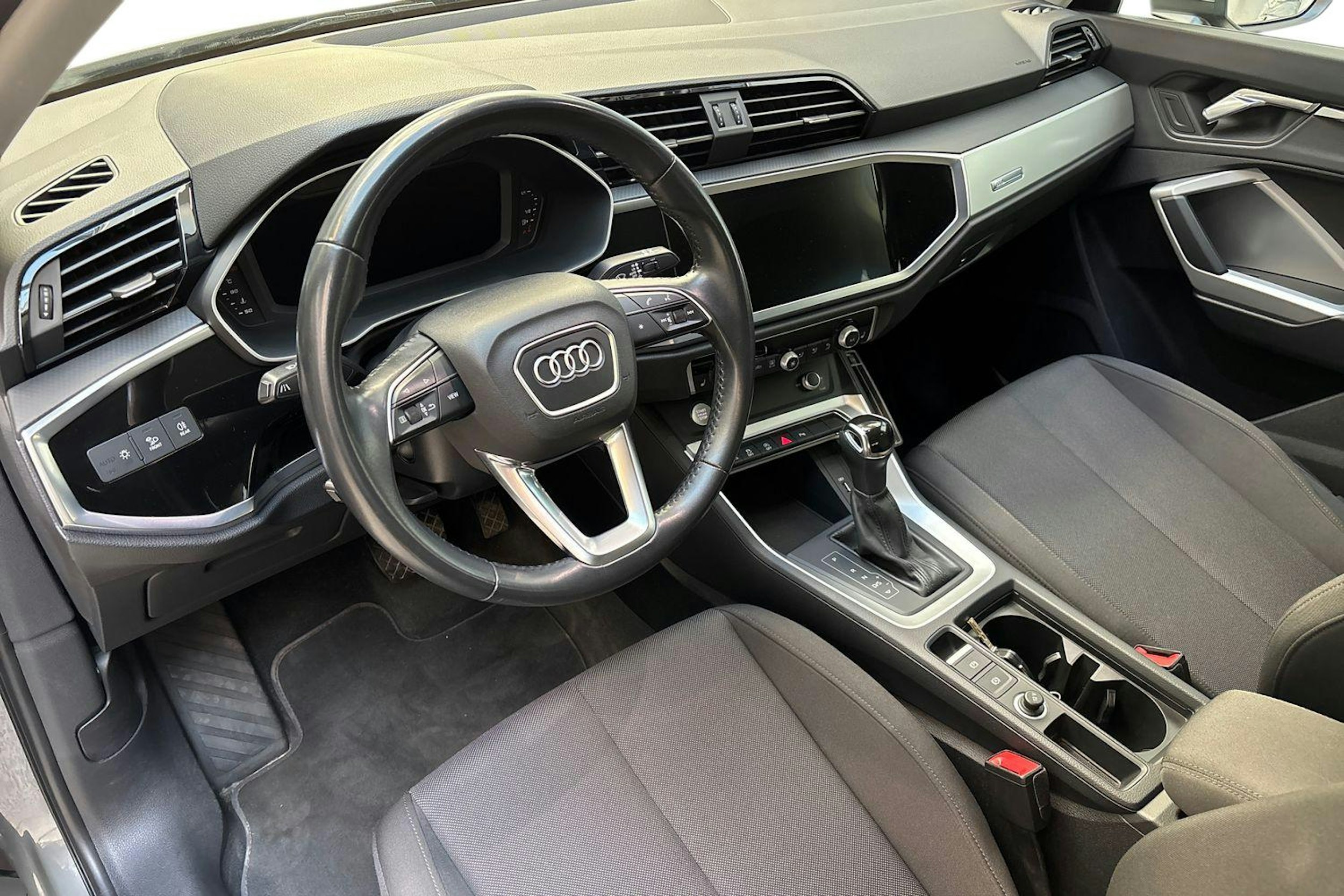 met. harmaa Audi Q3 2019 kuva 7.