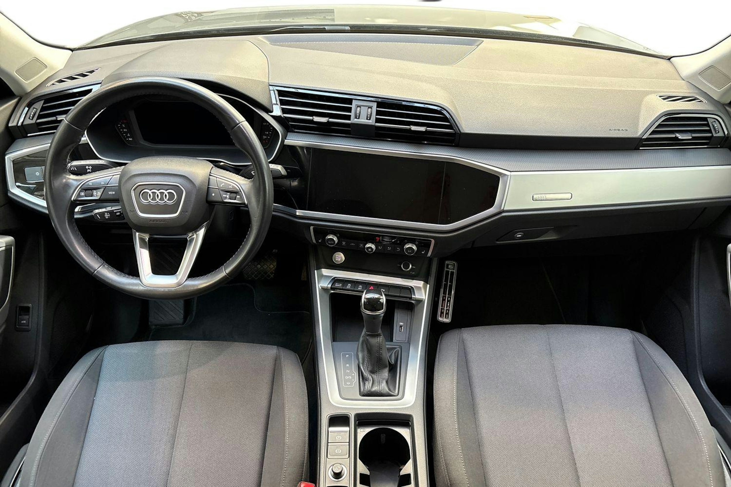 met. harmaa Audi Q3 2019 kuva 9.