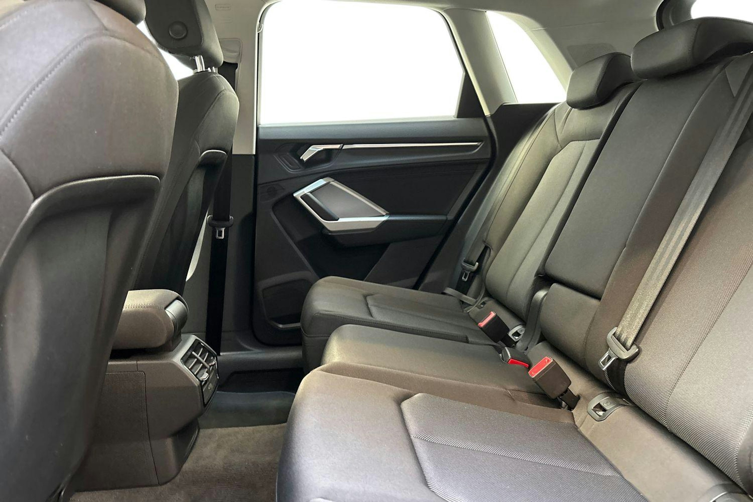 met. harmaa Audi Q3 2019 kuva 10.