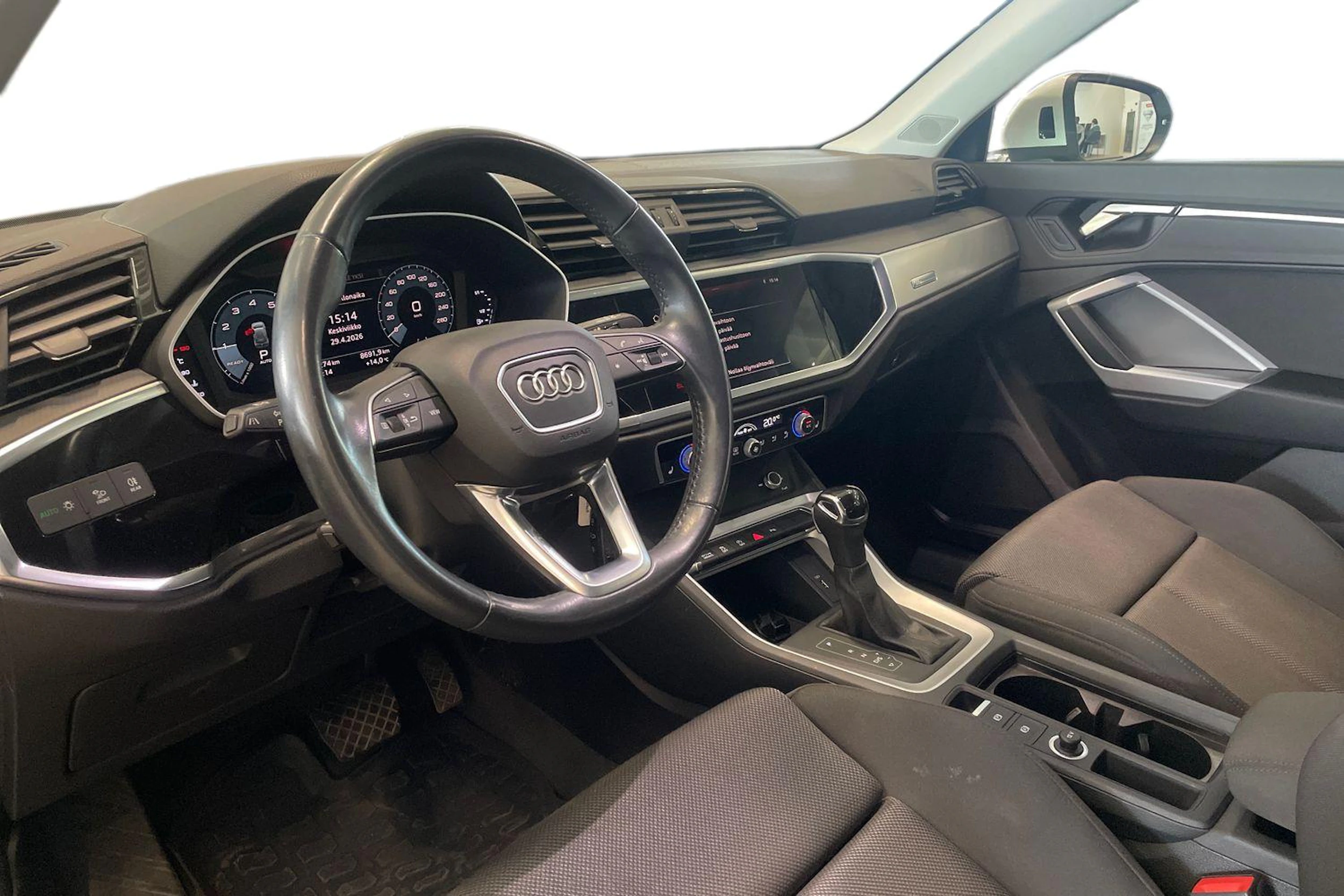 valkoinen Audi Q3 2019 kuva 8.