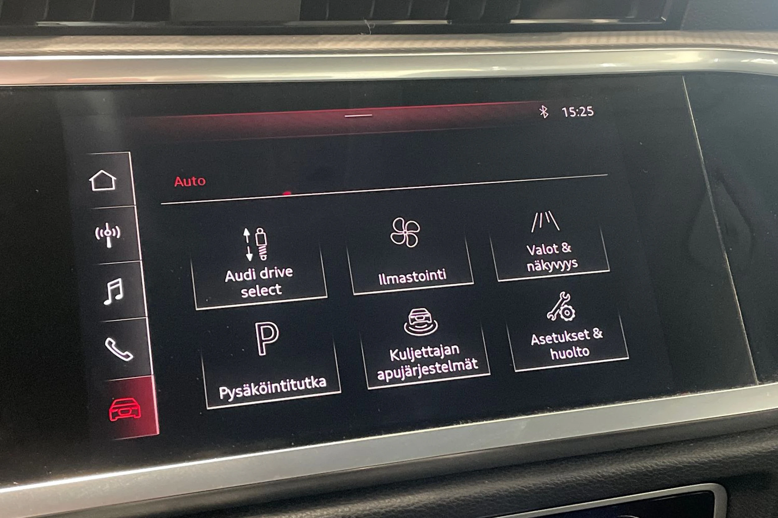 valkoinen Audi Q3 2019 kuva 27.