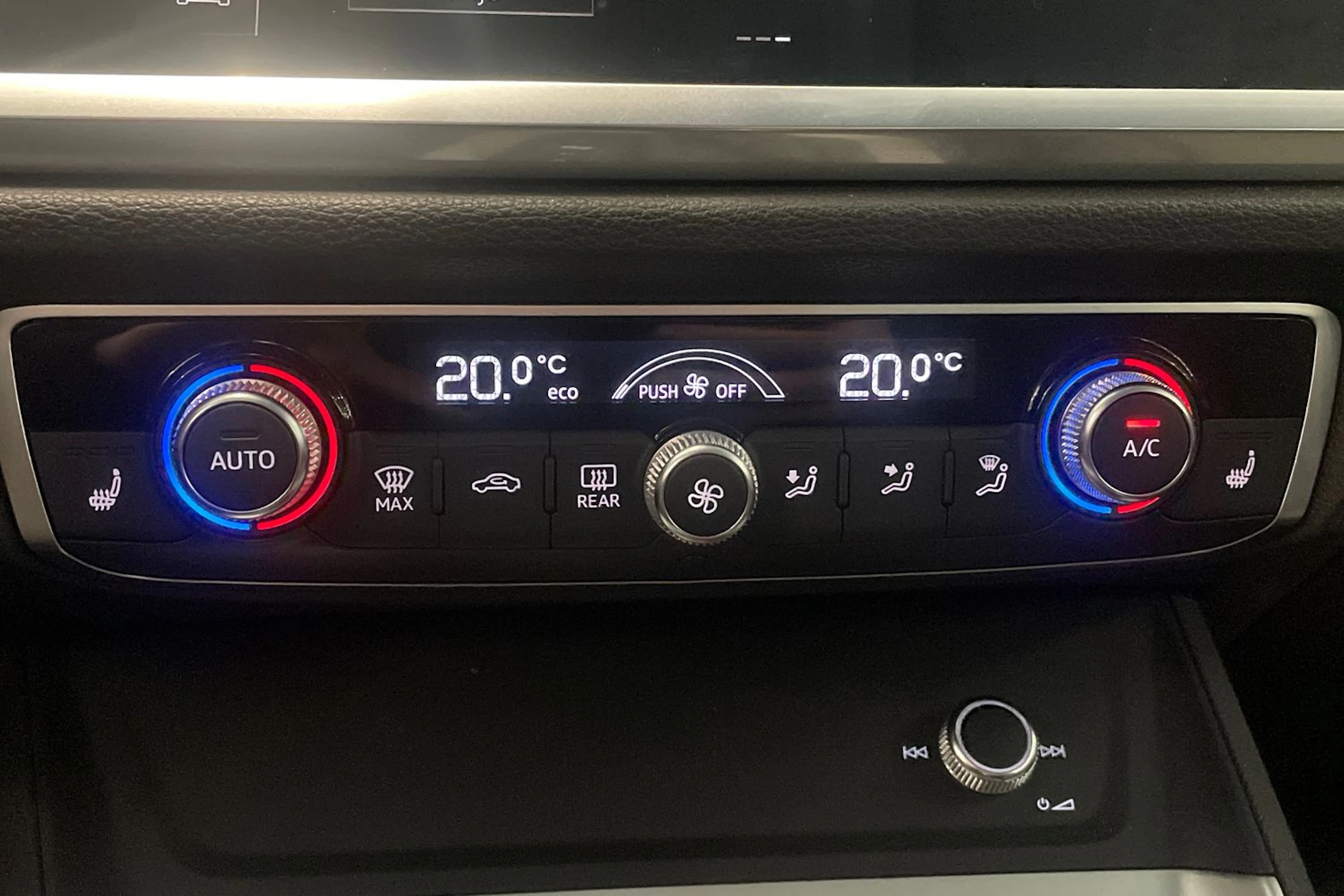 valkoinen Audi Q3 2019 kuva 32.