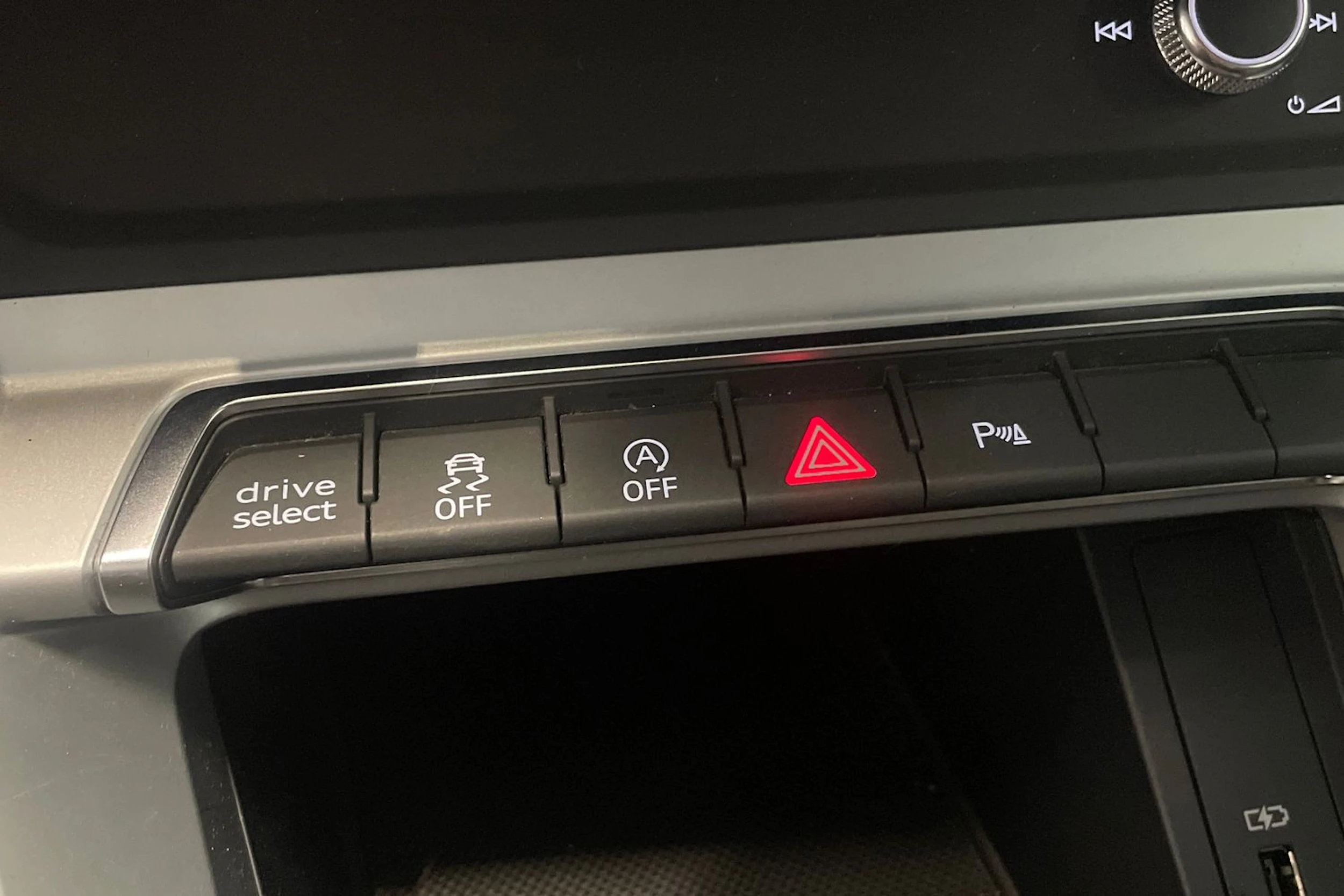 valkoinen Audi Q3 2019 kuva 33.