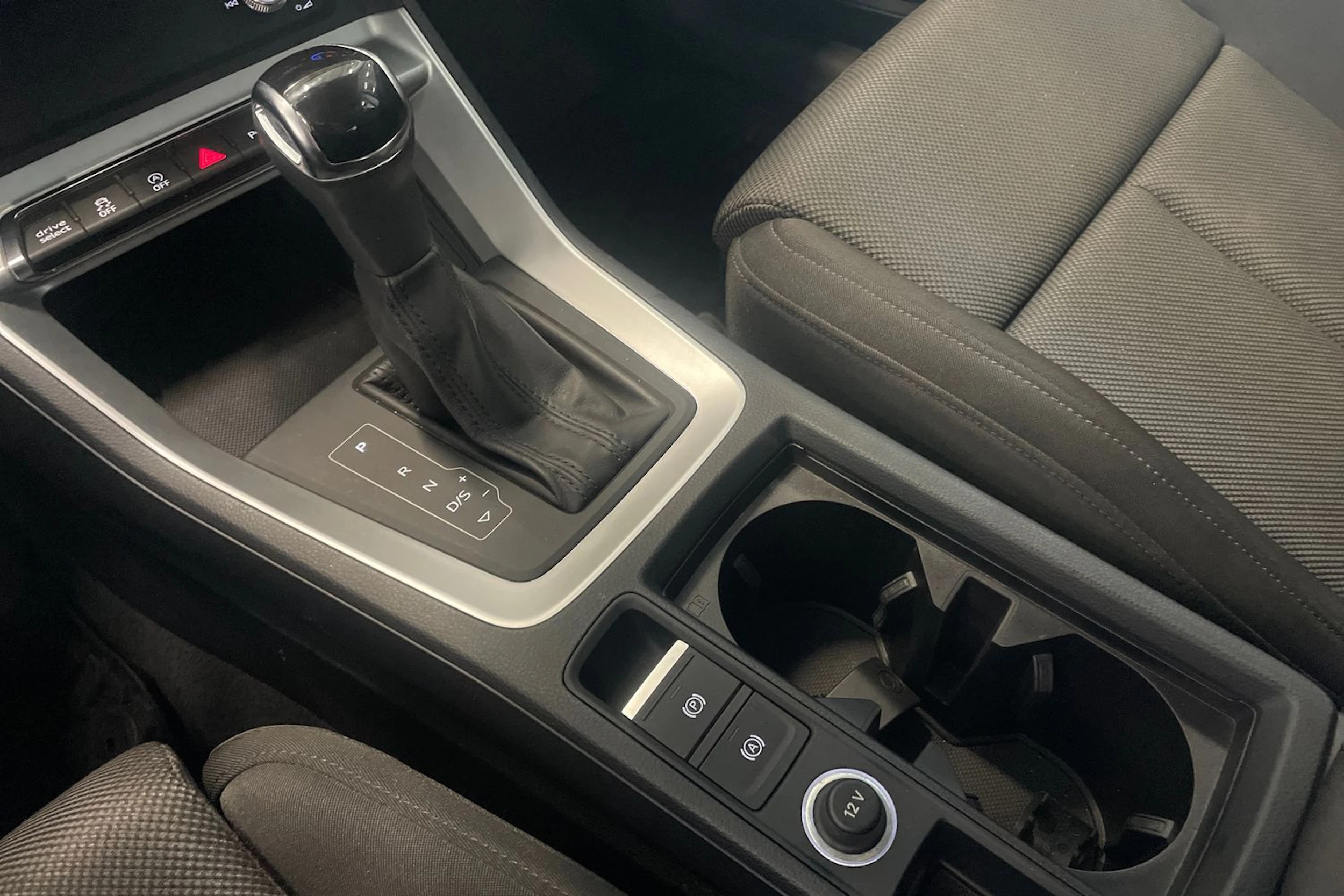 valkoinen Audi Q3 2019 kuva 34.
