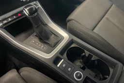 valkoinen Audi Q3 2019 kuva 34.