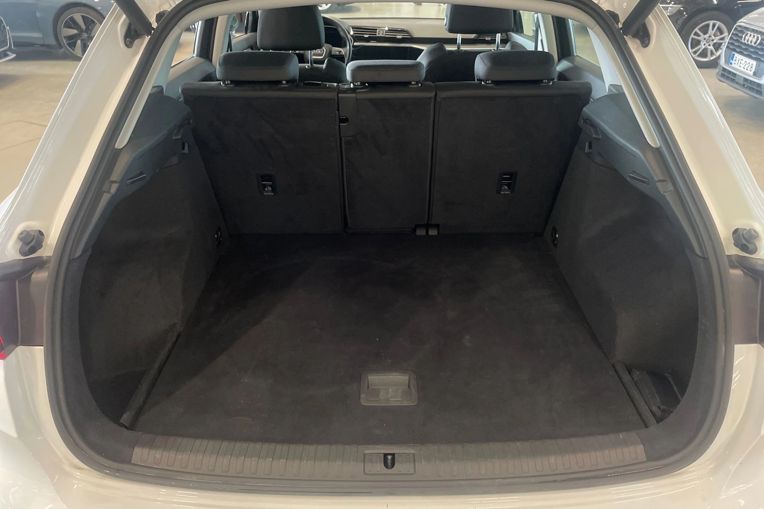 valkoinen Audi Q3 2019 kuva 36.