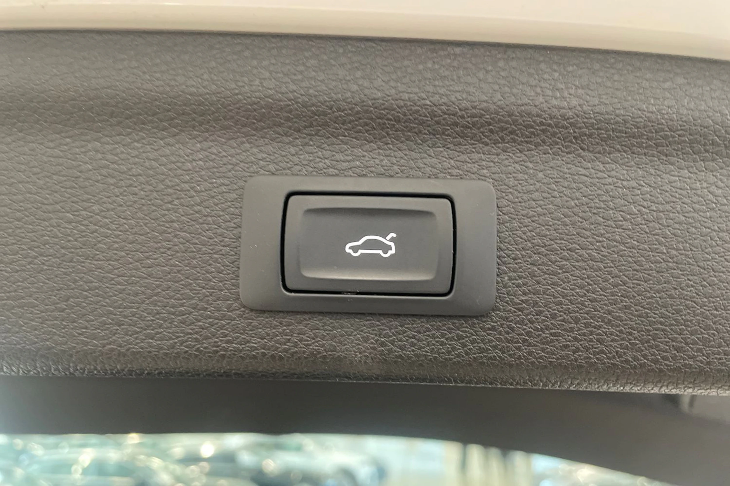 valkoinen Audi Q3 2019 kuva 37.