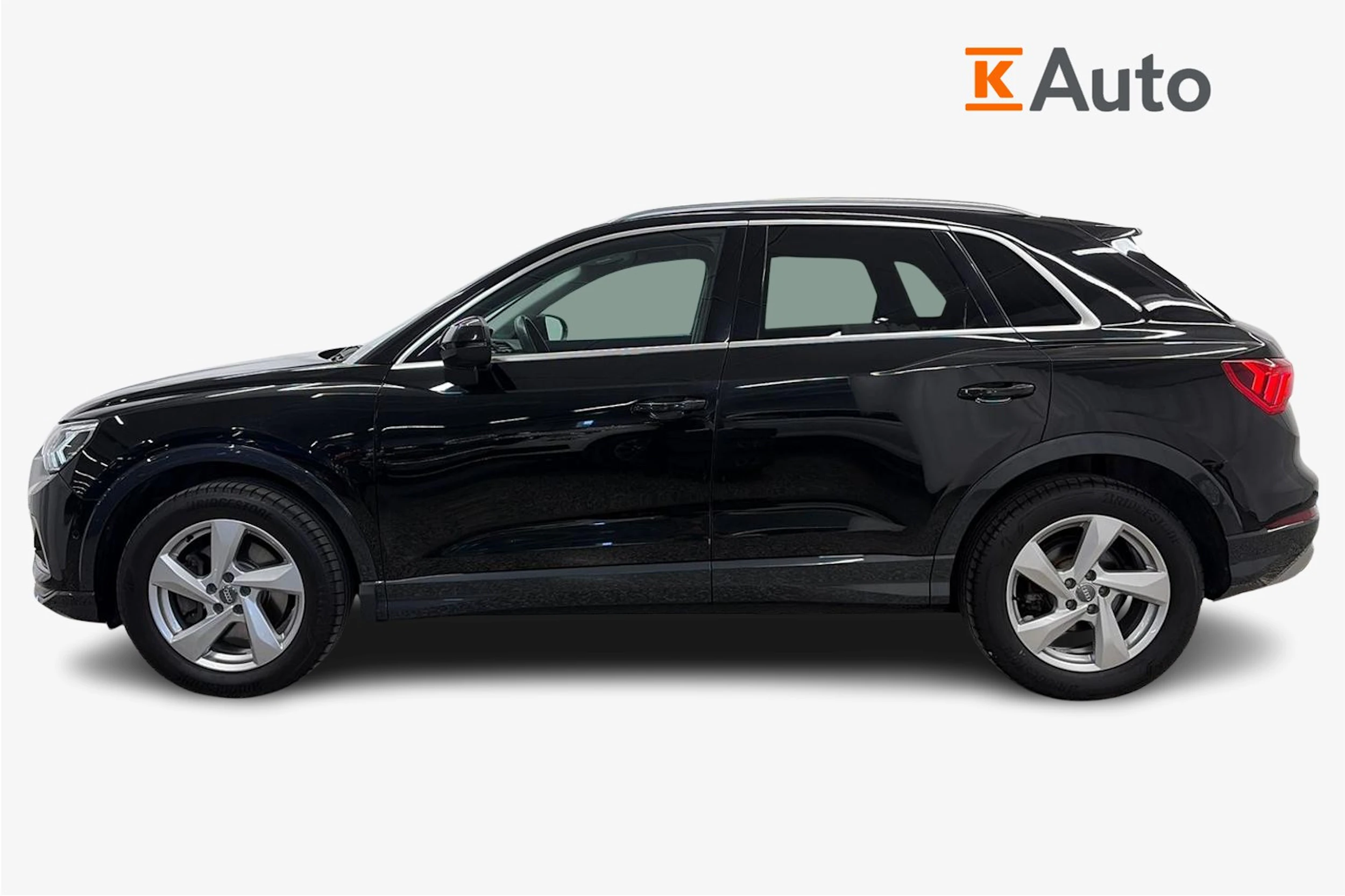 Musta Audi Q3 2020 kuva 7.