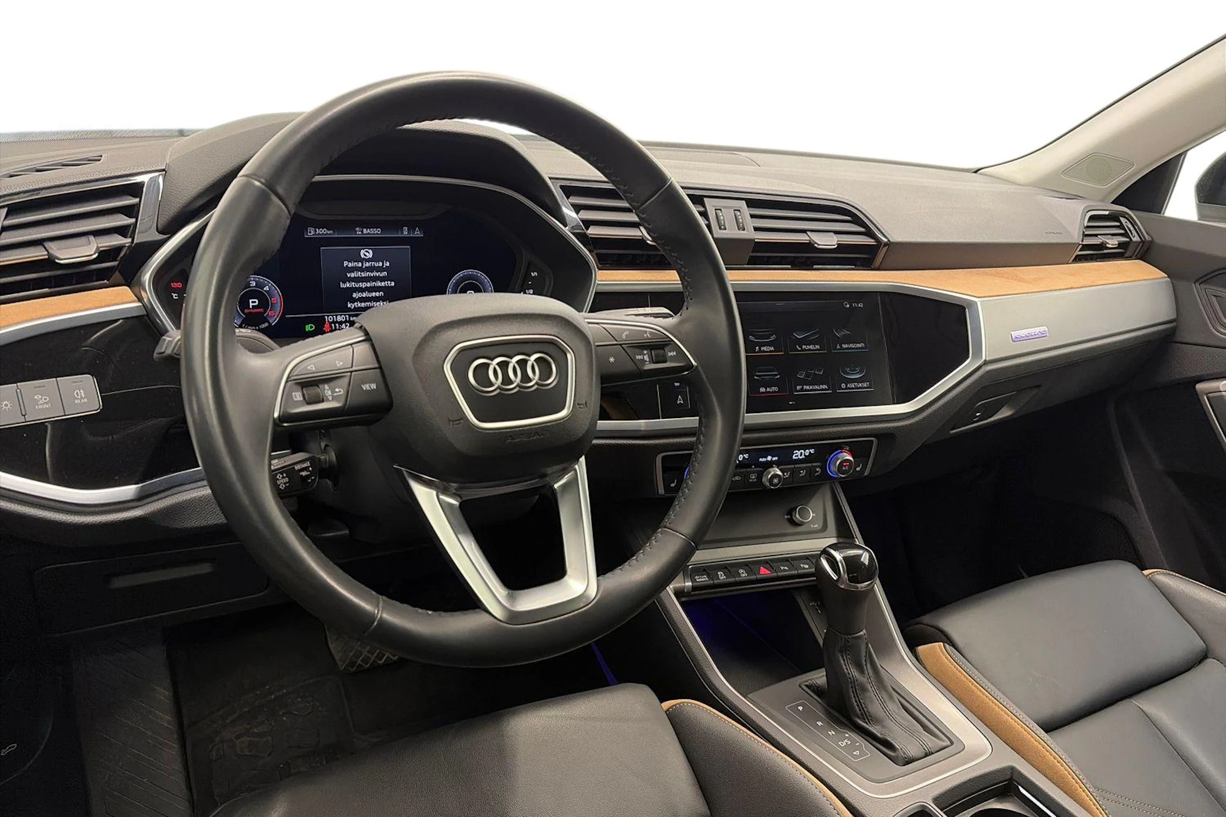 Musta Audi Q3 2020 kuva 8.