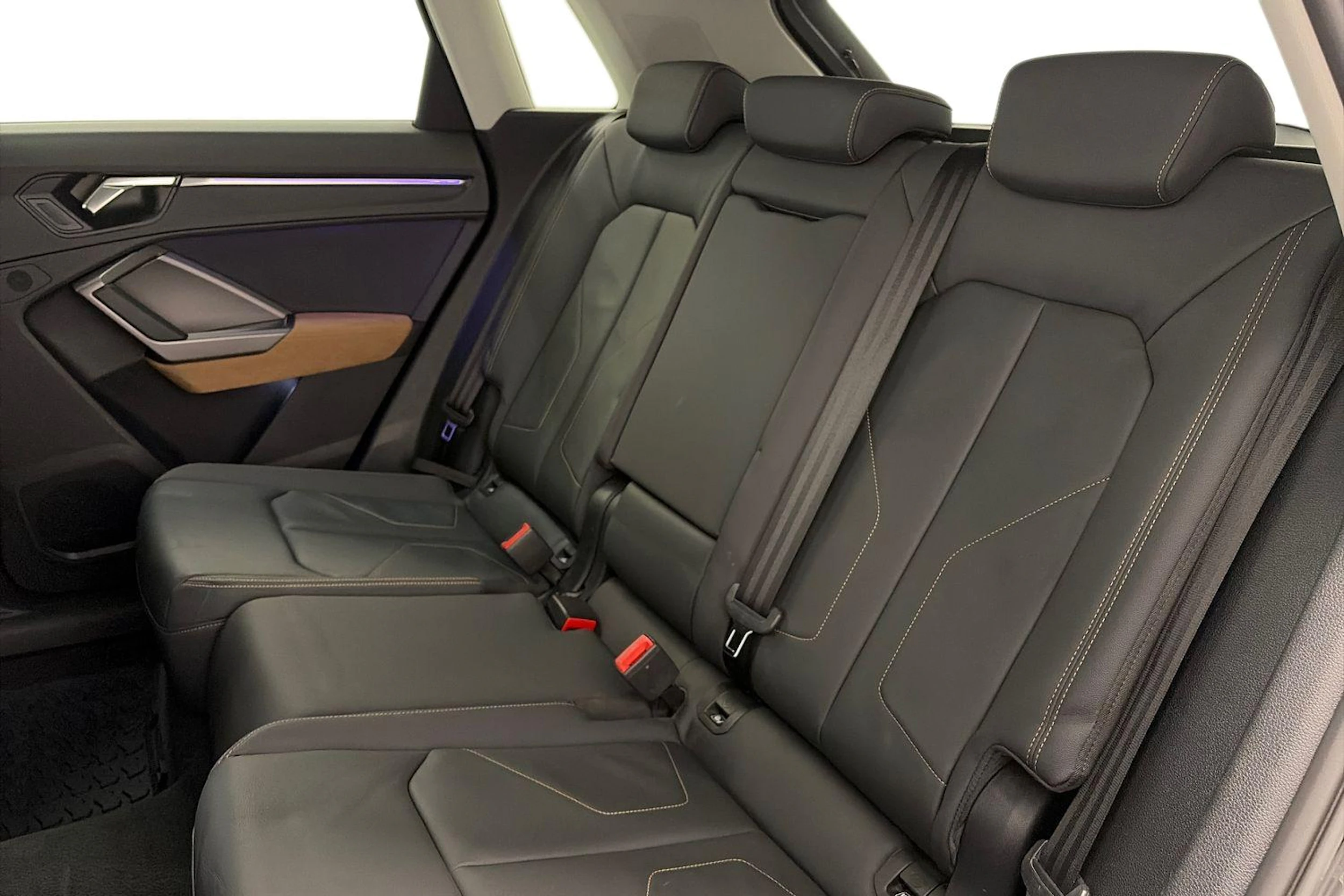 Musta Audi Q3 2020 kuva 11.