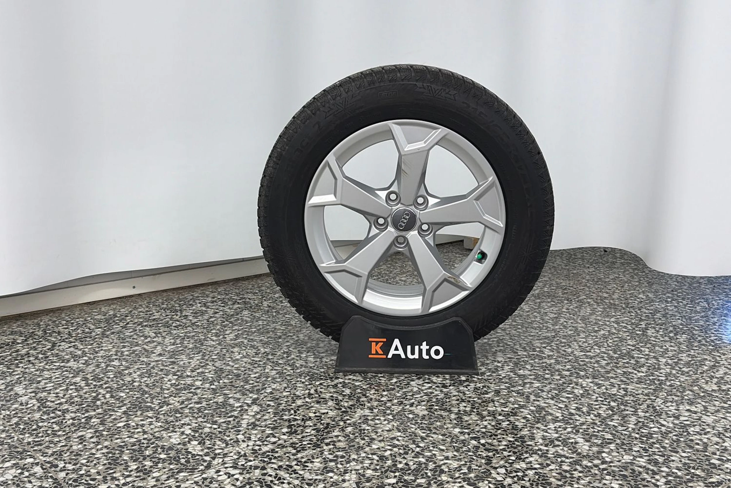 Musta Audi Q3 2020 kuva 13.
