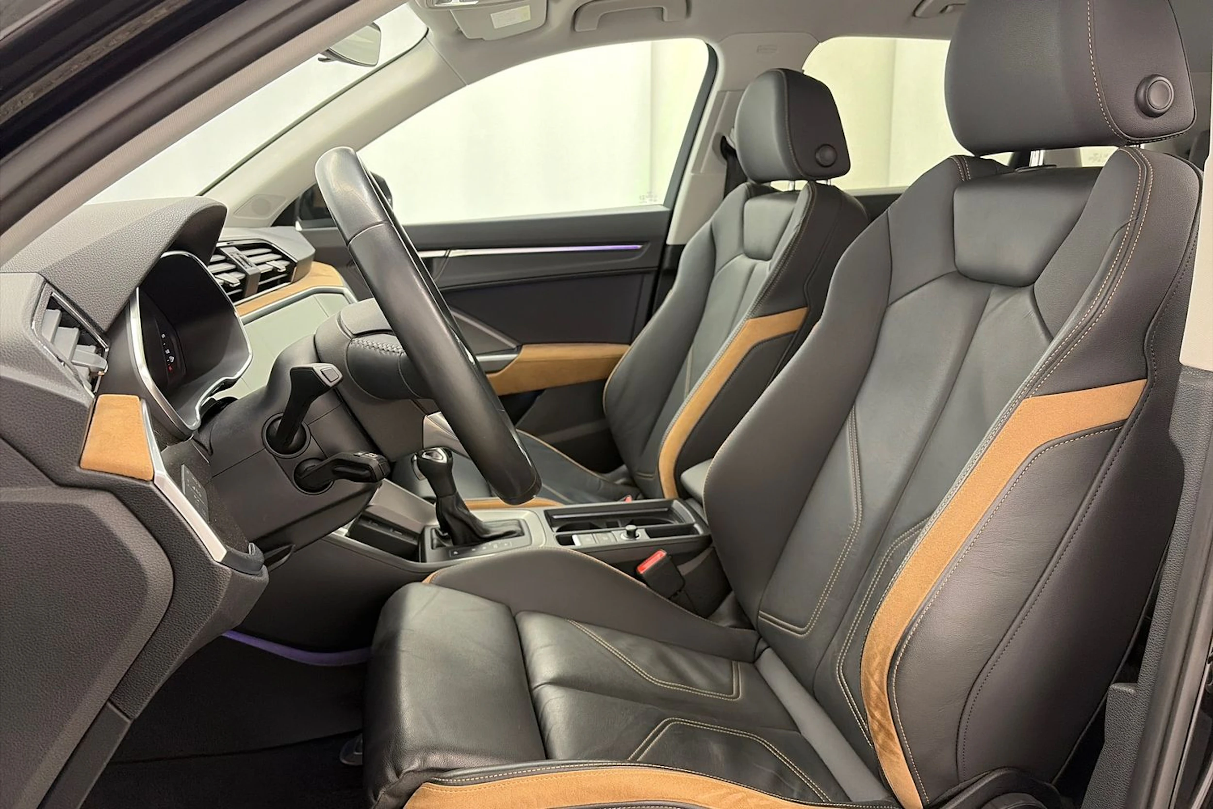 Musta Audi Q3 2020 kuva 17.
