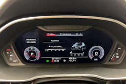 Musta Audi Q3 2020 kuva 18.
