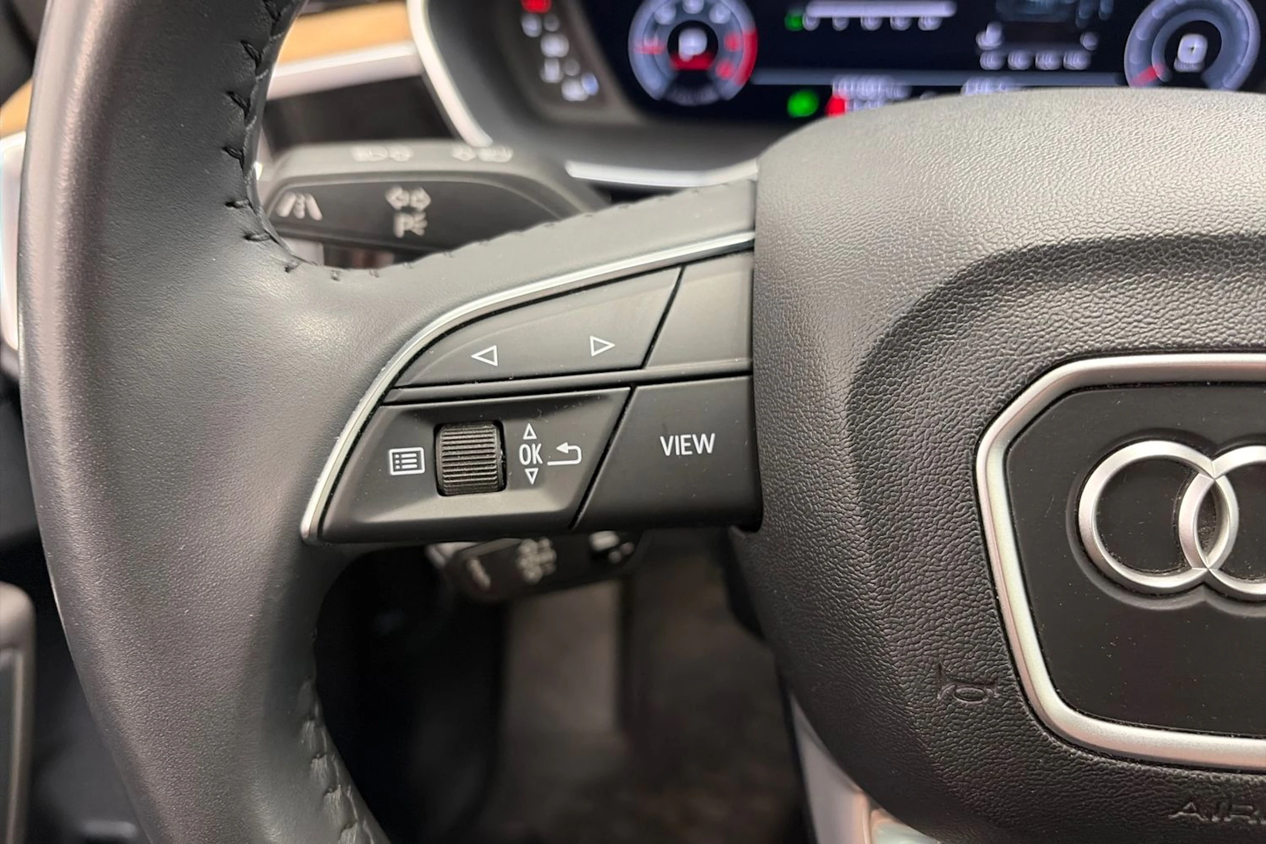 Musta Audi Q3 2020 kuva 19.