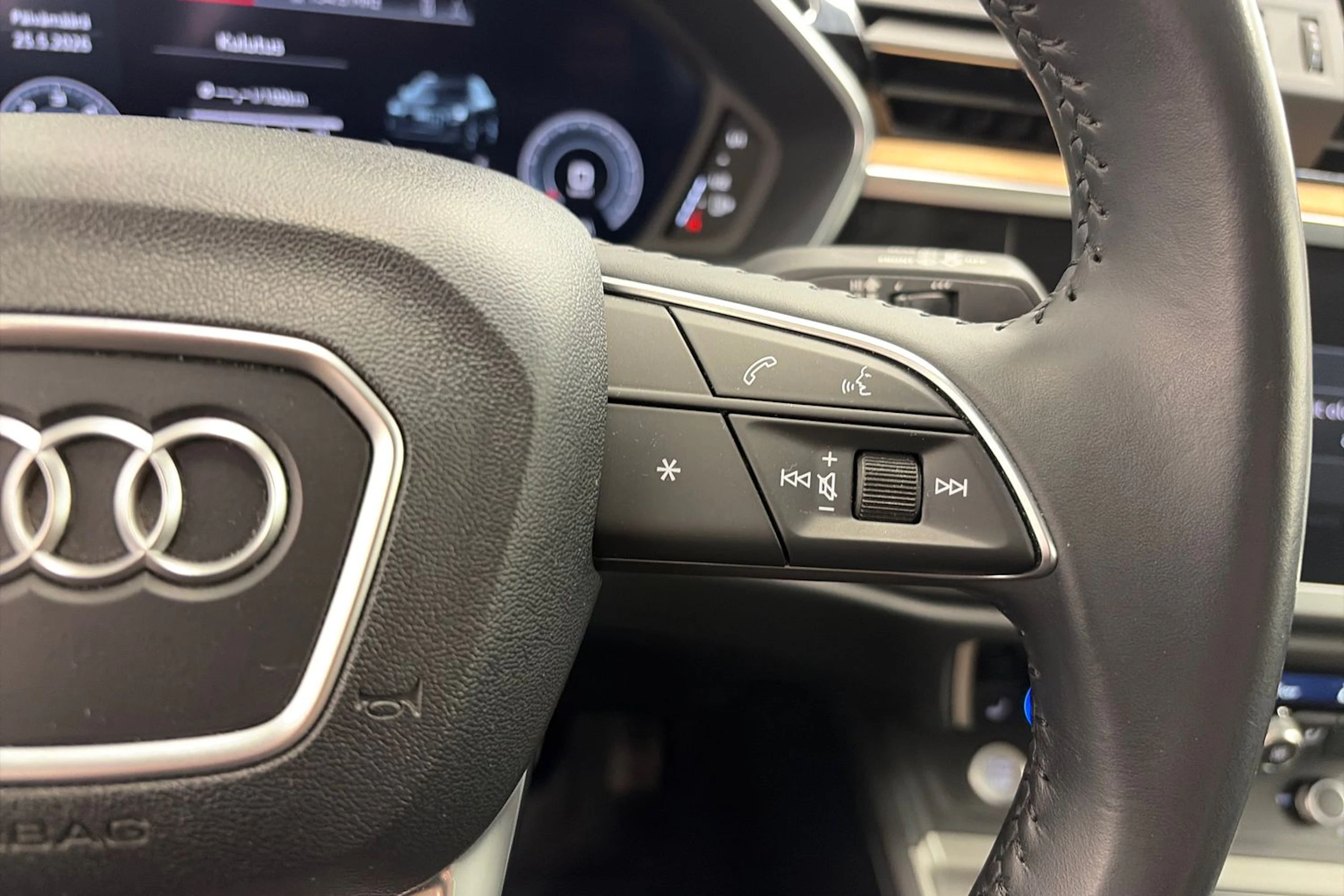 Musta Audi Q3 2020 kuva 20.