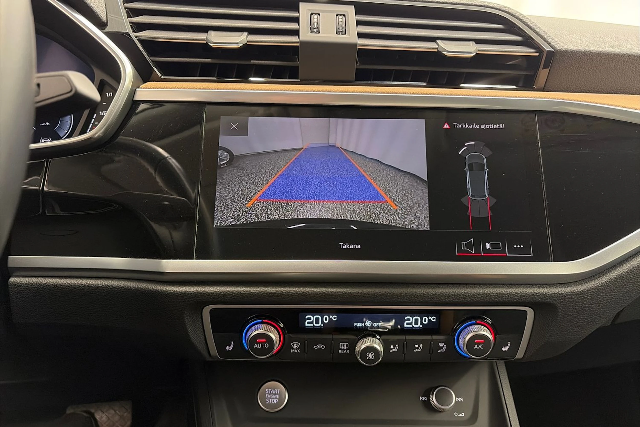 Musta Audi Q3 2020 kuva 23.