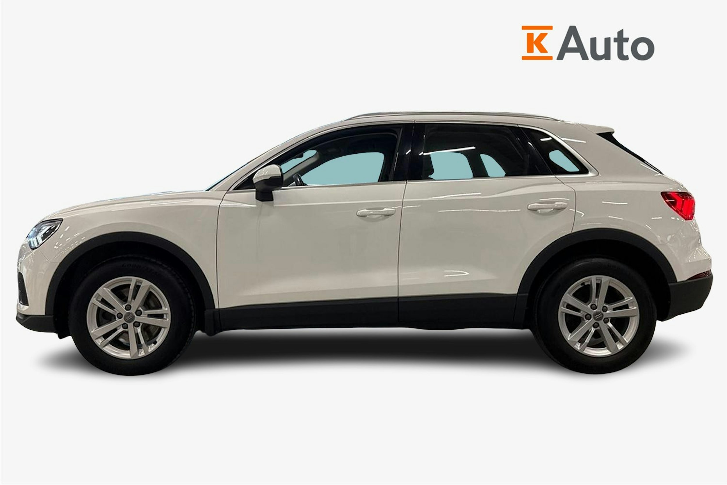 valkoinen Audi Q3 2020 kuva 6.