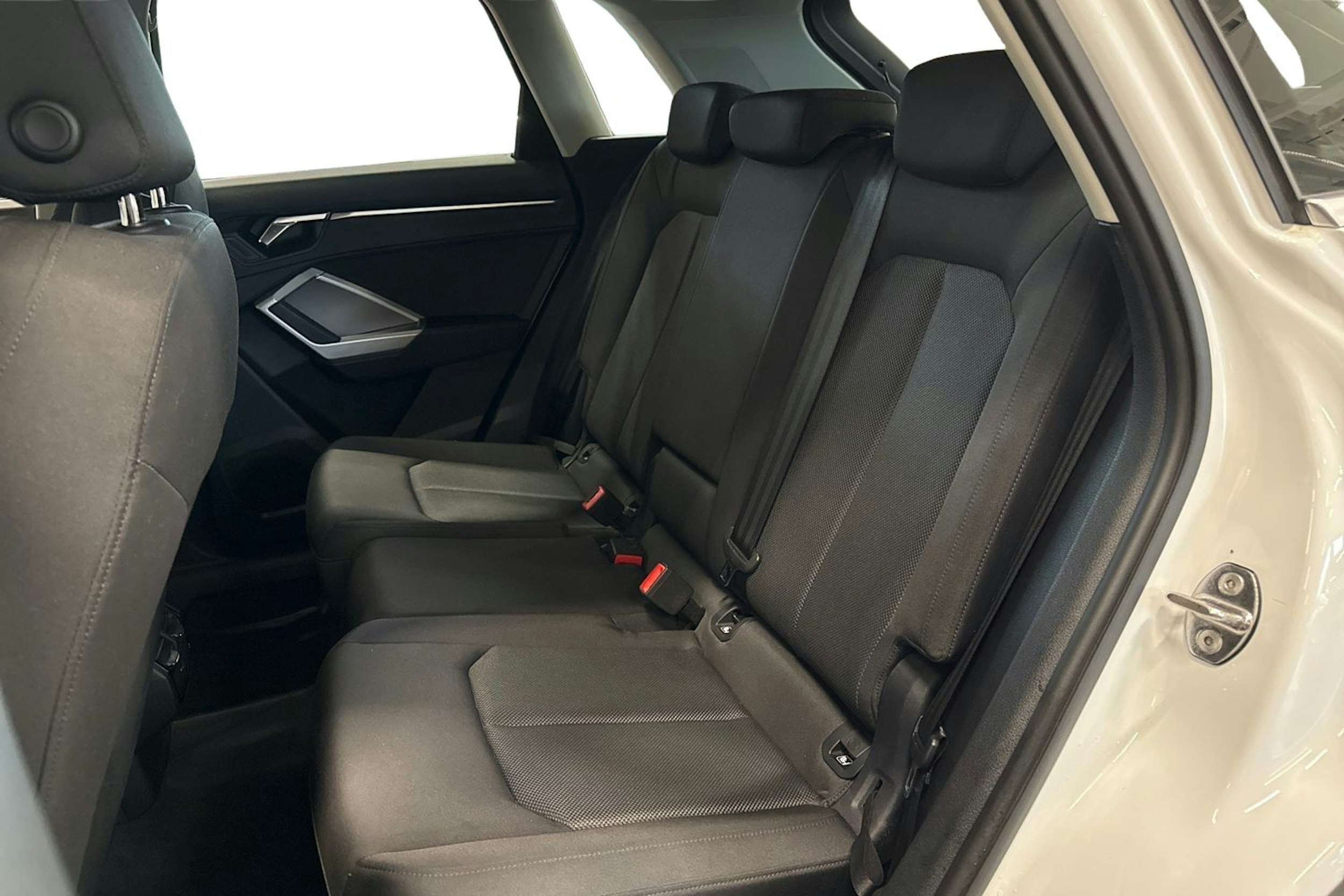 valkoinen Audi Q3 2020 kuva 10.